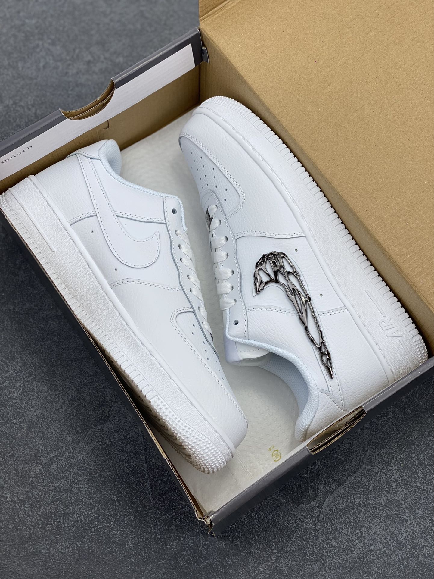 图片[9]-Nike Air Force 1 Low 空军一号低帮百搭休闲运动板鞋。柔软、弹性十足的缓震性能和出色的中底设计，横跨复古与现代的外型结合，造就出风靡全球三十多年的Force 1，直到今天还深受青睐。 货号：IF1686-101 尺码：36 36.5 37.5 38 38.5 39 40 40.5 41 42 42.5 43 44 44.5 45-选品中心