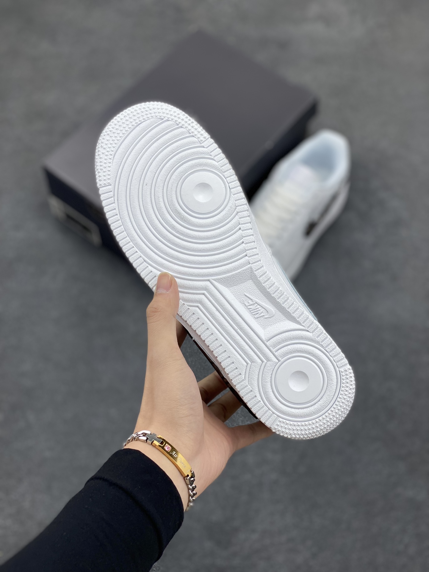 图片[5]-Nike Air Force 1 Low 空军一号低帮百搭休闲运动板鞋。柔软、弹性十足的缓震性能和出色的中底设计，横跨复古与现代的外型结合，造就出风靡全球三十多年的Force 1，直到今天还深受青睐。 货号：IF1686-101 尺码：36 36.5 37.5 38 38.5 39 40 40.5 41 42 42.5 43 44 44.5 45-选品中心