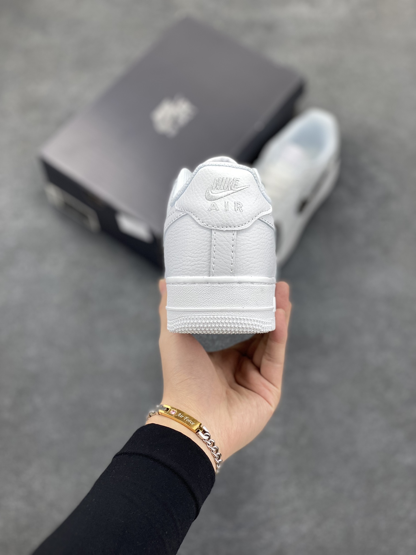 图片[4]-Nike Air Force 1 Low 空军一号低帮百搭休闲运动板鞋。柔软、弹性十足的缓震性能和出色的中底设计，横跨复古与现代的外型结合，造就出风靡全球三十多年的Force 1，直到今天还深受青睐。 货号：IF1686-101 尺码：36 36.5 37.5 38 38.5 39 40 40.5 41 42 42.5 43 44 44.5 45-选品中心
