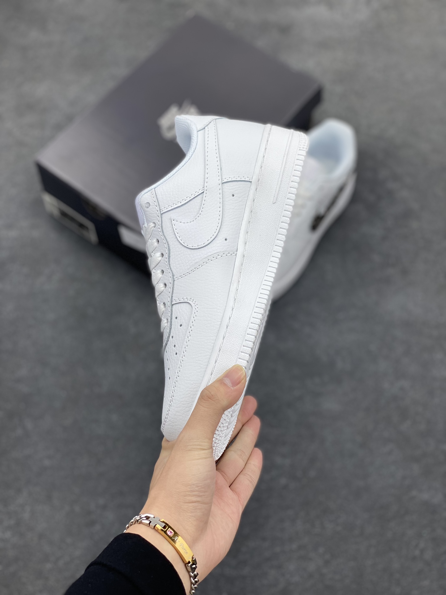 图片[3]-Nike Air Force 1 Low 空军一号低帮百搭休闲运动板鞋。柔软、弹性十足的缓震性能和出色的中底设计，横跨复古与现代的外型结合，造就出风靡全球三十多年的Force 1，直到今天还深受青睐。 货号：IF1686-101 尺码：36 36.5 37.5 38 38.5 39 40 40.5 41 42 42.5 43 44 44.5 45-选品中心