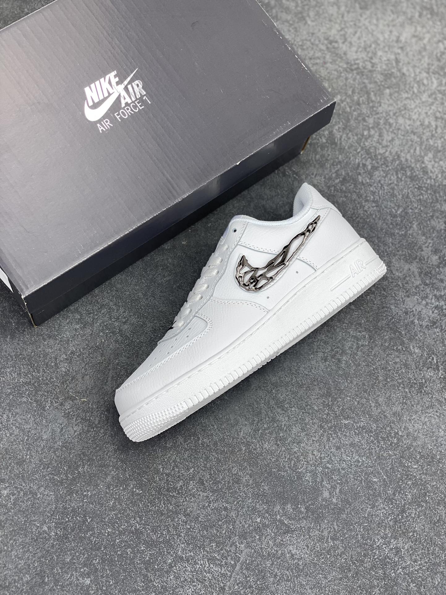 图片[7]-Nike Air Force 1 Low 空军一号低帮百搭休闲运动板鞋。柔软、弹性十足的缓震性能和出色的中底设计，横跨复古与现代的外型结合，造就出风靡全球三十多年的Force 1，直到今天还深受青睐。 货号：IF1686-101 尺码：36 36.5 37.5 38 38.5 39 40 40.5 41 42 42.5 43 44 44.5 45-选品中心