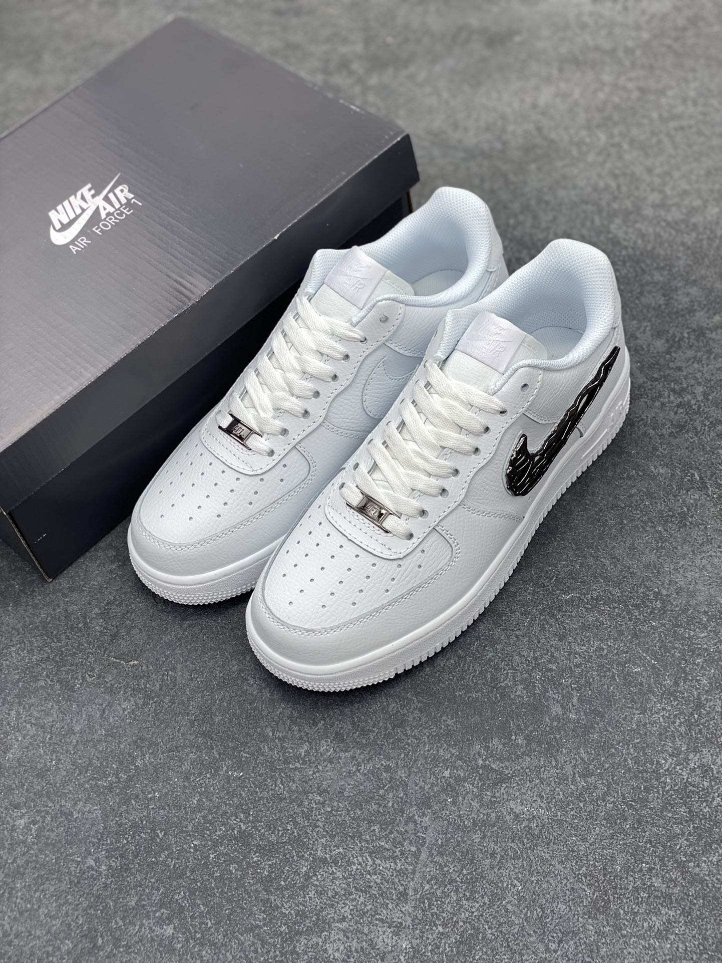 图片[8]-Nike Air Force 1 Low 空军一号低帮百搭休闲运动板鞋。柔软、弹性十足的缓震性能和出色的中底设计，横跨复古与现代的外型结合，造就出风靡全球三十多年的Force 1，直到今天还深受青睐。 货号：IF1686-101 尺码：36 36.5 37.5 38 38.5 39 40 40.5 41 42 42.5 43 44 44.5 45-选品中心