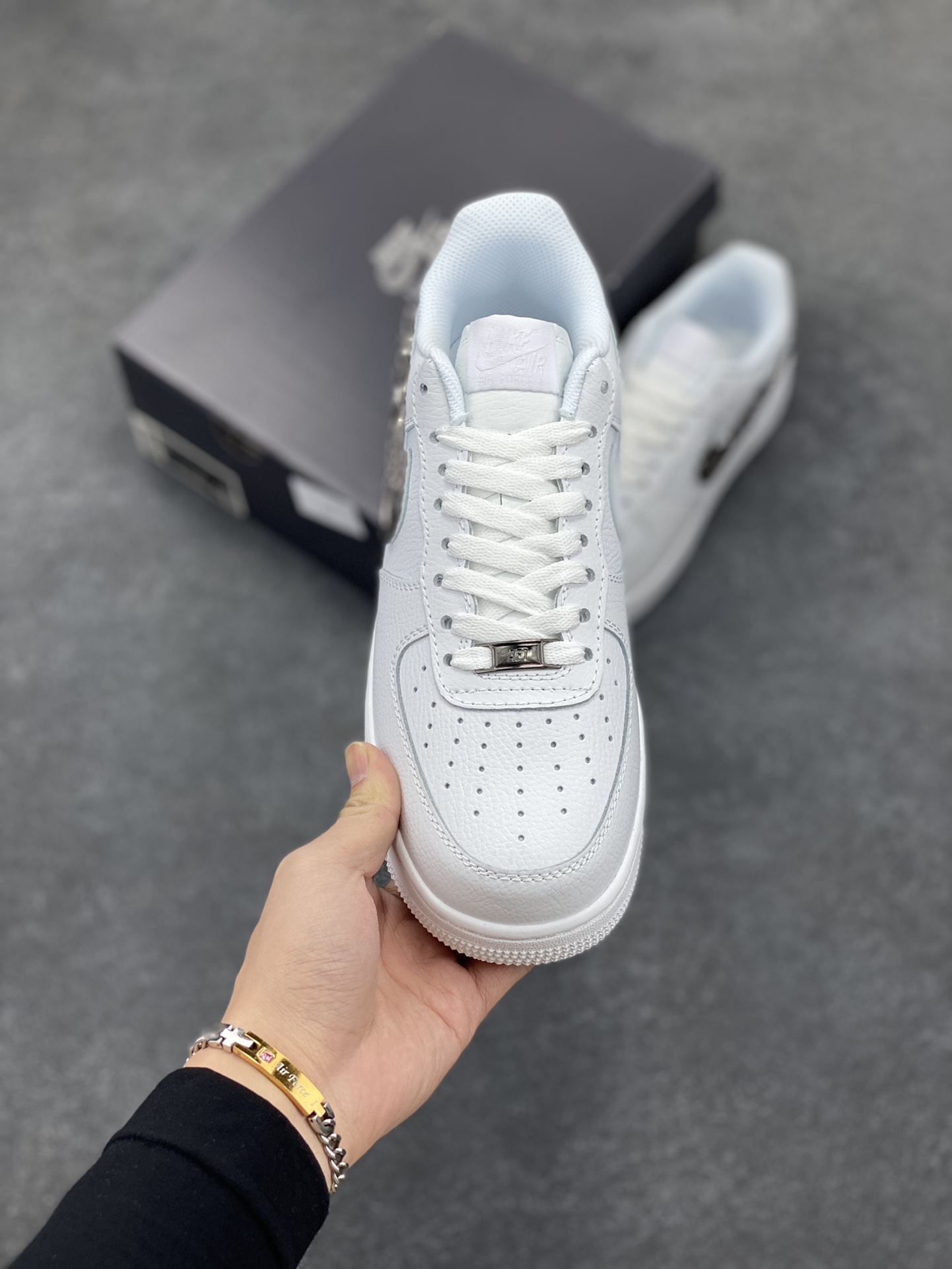 图片[2]-Nike Air Force 1 Low 空军一号低帮百搭休闲运动板鞋。柔软、弹性十足的缓震性能和出色的中底设计，横跨复古与现代的外型结合，造就出风靡全球三十多年的Force 1，直到今天还深受青睐。 货号：IF1686-101 尺码：36 36.5 37.5 38 38.5 39 40 40.5 41 42 42.5 43 44 44.5 45-选品中心