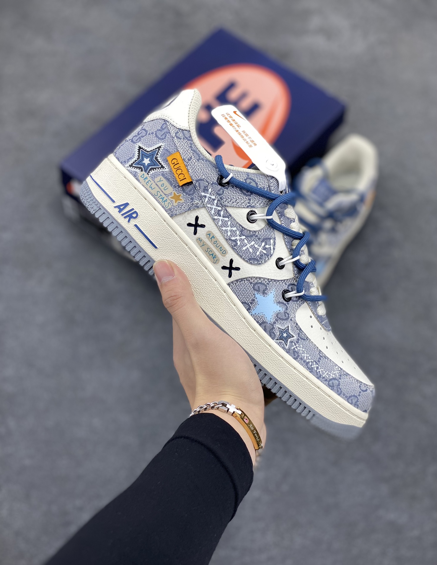Nike Air Force 1 Low✨ “Blue Star” ✨“蓝色星星”空军一号低帮休闲运动绑带板鞋  在浩瀚无垠的宇宙中，有一颗独特的蓝色星星。它不像其他星星那样闪烁着耀眼的金黄或白炽的光芒，而是散发着一种静谧而神秘的蓝光，宛如一颗被遗落的蓝宝石，在黑暗的星际间独自闪耀。  货号：BD0077-222  尺码：36 36.5 37.5 38 38.5 39 40 40.5 41 42 42.5 43 44 44.5 45-选品中心