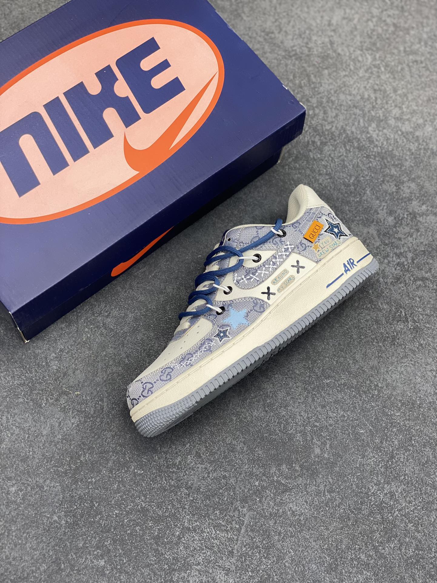 图片[7]-Nike Air Force 1 Low✨ “Blue Star” ✨“蓝色星星”空军一号低帮休闲运动绑带板鞋  在浩瀚无垠的宇宙中，有一颗独特的蓝色星星。它不像其他星星那样闪烁着耀眼的金黄或白炽的光芒，而是散发着一种静谧而神秘的蓝光，宛如一颗被遗落的蓝宝石，在黑暗的星际间独自闪耀。  货号：BD0077-222  尺码：36 36.5 37.5 38 38.5 39 40 40.5 41 42 42.5 43 44 44.5 45-选品中心