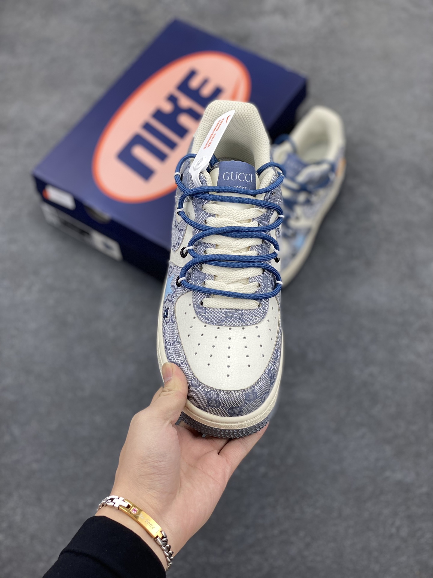 图片[2]-Nike Air Force 1 Low✨ “Blue Star” ✨“蓝色星星”空军一号低帮休闲运动绑带板鞋  在浩瀚无垠的宇宙中，有一颗独特的蓝色星星。它不像其他星星那样闪烁着耀眼的金黄或白炽的光芒，而是散发着一种静谧而神秘的蓝光，宛如一颗被遗落的蓝宝石，在黑暗的星际间独自闪耀。  货号：BD0077-222  尺码：36 36.5 37.5 38 38.5 39 40 40.5 41 42 42.5 43 44 44.5 45-选品中心