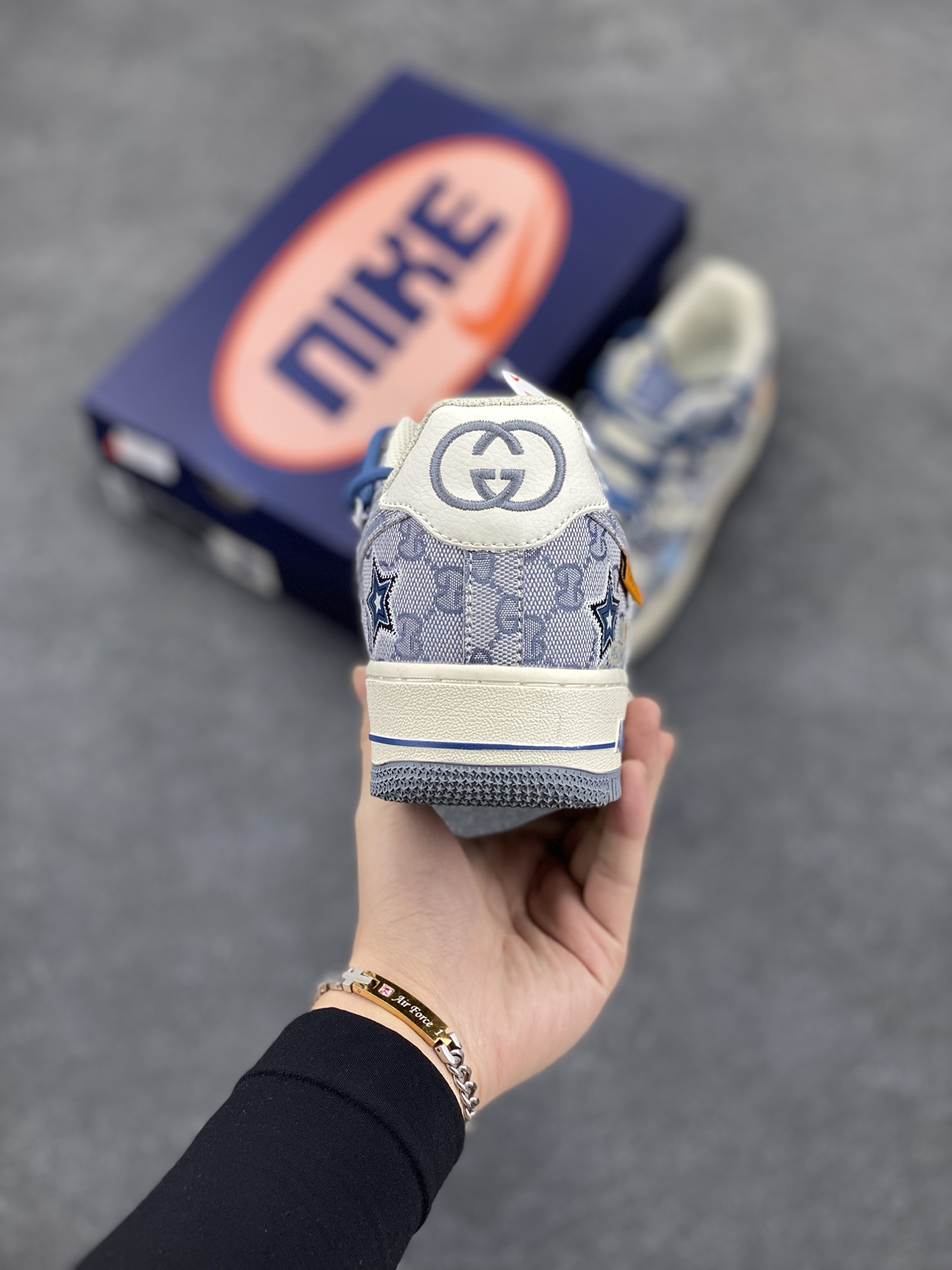 图片[4]-Nike Air Force 1 Low✨ “Blue Star” ✨“蓝色星星”空军一号低帮休闲运动绑带板鞋  在浩瀚无垠的宇宙中，有一颗独特的蓝色星星。它不像其他星星那样闪烁着耀眼的金黄或白炽的光芒，而是散发着一种静谧而神秘的蓝光，宛如一颗被遗落的蓝宝石，在黑暗的星际间独自闪耀。  货号：BD0077-222  尺码：36 36.5 37.5 38 38.5 39 40 40.5 41 42 42.5 43 44 44.5 45-选品中心