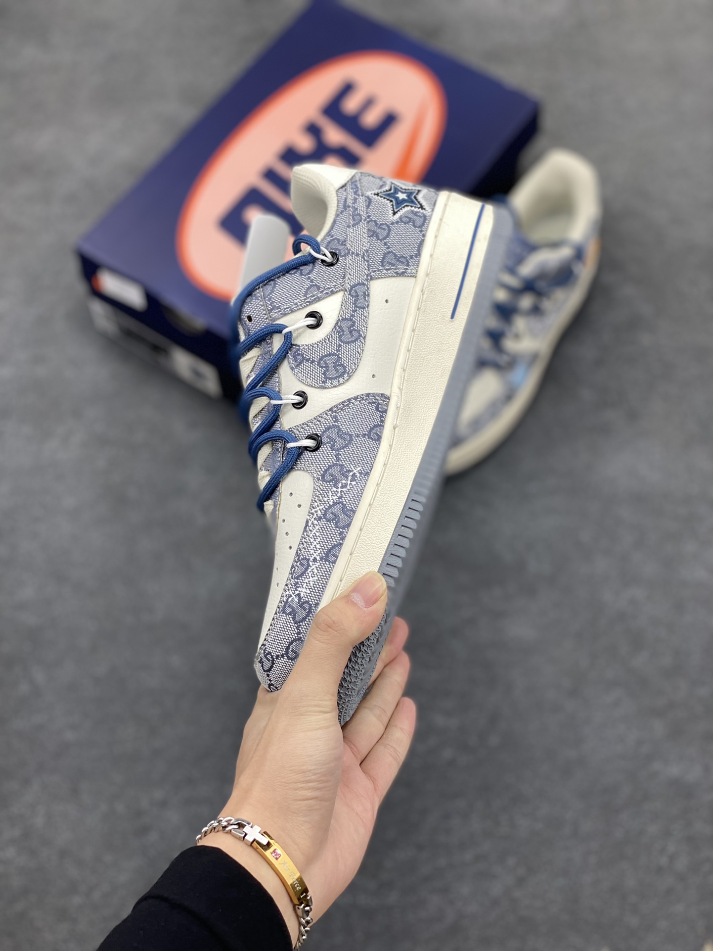 图片[3]-Nike Air Force 1 Low✨ “Blue Star” ✨“蓝色星星”空军一号低帮休闲运动绑带板鞋  在浩瀚无垠的宇宙中，有一颗独特的蓝色星星。它不像其他星星那样闪烁着耀眼的金黄或白炽的光芒，而是散发着一种静谧而神秘的蓝光，宛如一颗被遗落的蓝宝石，在黑暗的星际间独自闪耀。  货号：BD0077-222  尺码：36 36.5 37.5 38 38.5 39 40 40.5 41 42 42.5 43 44 44.5 45-选品中心