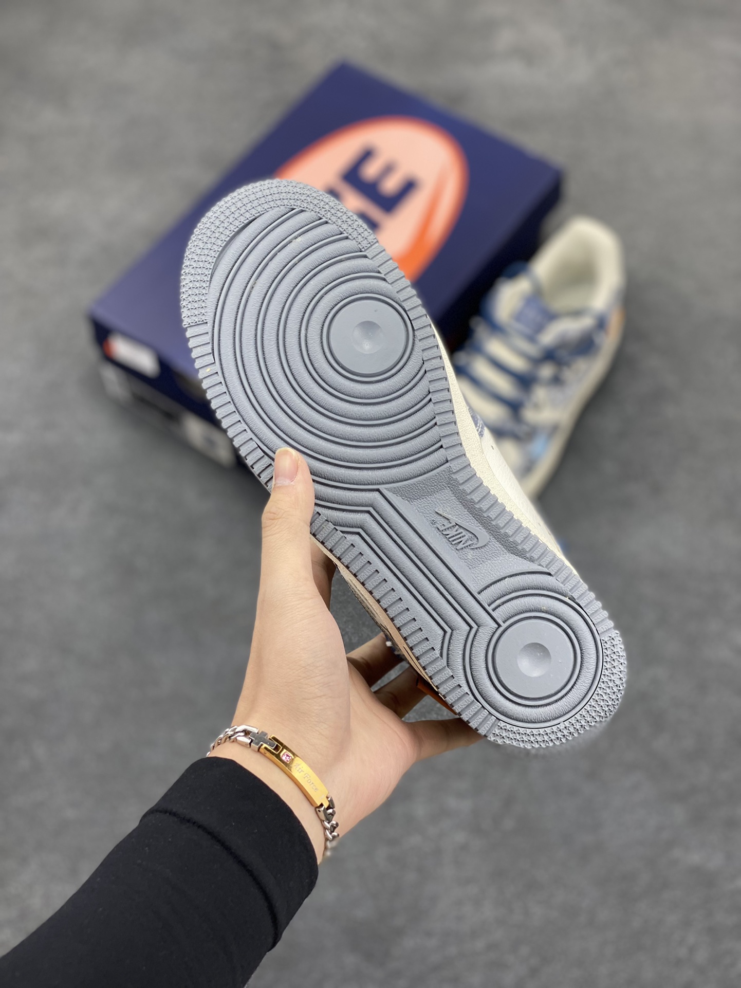 图片[5]-Nike Air Force 1 Low✨ “Blue Star” ✨“蓝色星星”空军一号低帮休闲运动绑带板鞋  在浩瀚无垠的宇宙中，有一颗独特的蓝色星星。它不像其他星星那样闪烁着耀眼的金黄或白炽的光芒，而是散发着一种静谧而神秘的蓝光，宛如一颗被遗落的蓝宝石，在黑暗的星际间独自闪耀。  货号：BD0077-222  尺码：36 36.5 37.5 38 38.5 39 40 40.5 41 42 42.5 43 44 44.5 45-选品中心