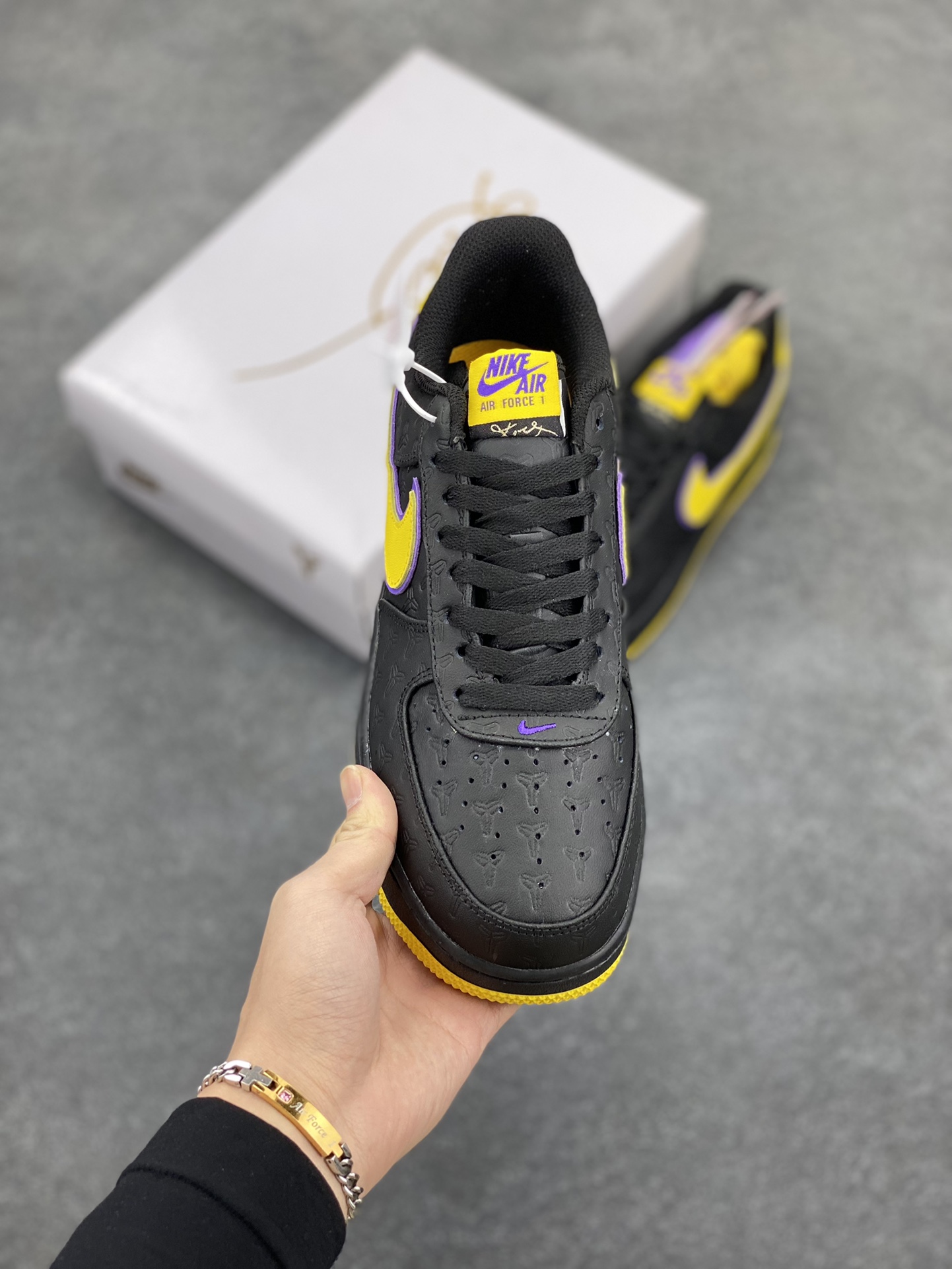 图片[2]-Nk Air Force 1\’07 Low 致敬曼巴 空军一号低帮休闲板鞋 原楦头原纸板 打造纯正空军版型#专注外贸渠道 全掌内置蜂窝气垫 #原盒配件 原厂中底钢印、拉帮完美 货号：HV5122-001 尺码：36 36.5 37.5 38 38.5 39 40 40.5 41 42 42.5 43 44 44.5 45-选品中心