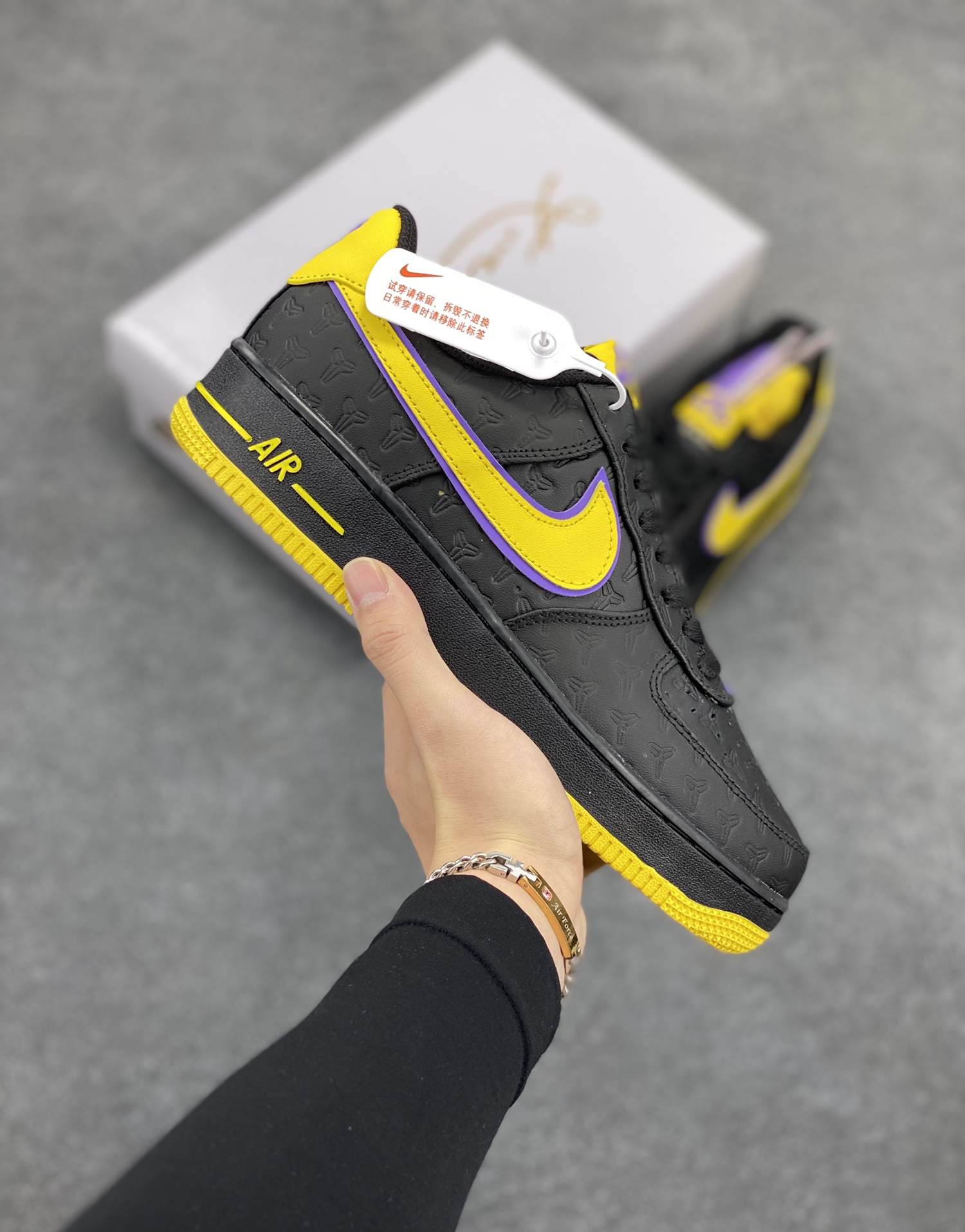 Nk Air Force 1\'07 Low 致敬曼巴 空军一号低帮休闲板鞋 原楦头原纸板 打造纯正空军版型#专注外贸渠道 全掌内置蜂窝气垫 #原盒配件 原厂中底钢印、拉帮完美 货号：HV5122-001 尺码：36 36.5 37.5 38 38.5 39 40 40.5 41 42 42.5 43 44 44.5 45-选品中心