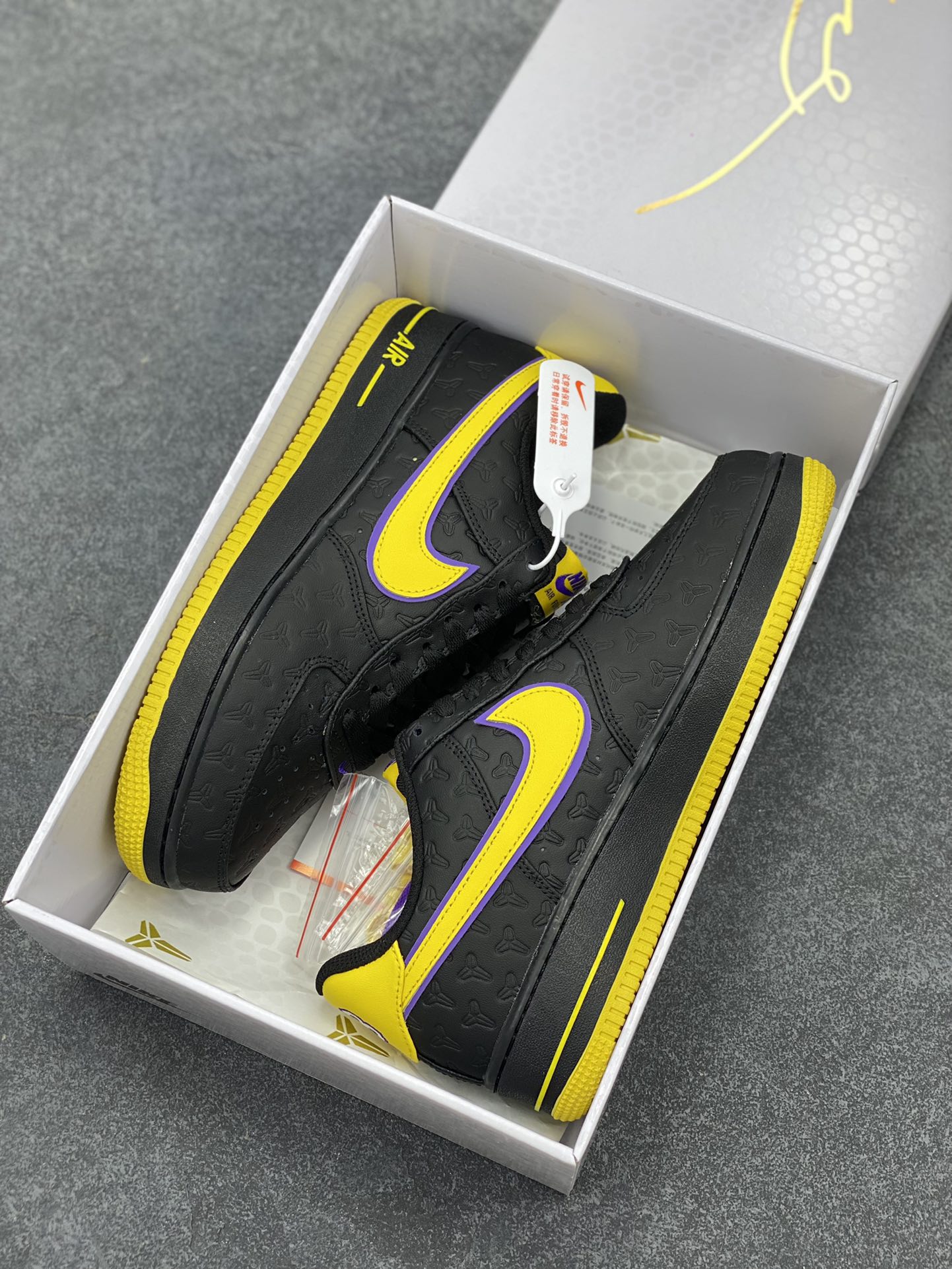 图片[9]-Nk Air Force 1\’07 Low 致敬曼巴 空军一号低帮休闲板鞋 原楦头原纸板 打造纯正空军版型#专注外贸渠道 全掌内置蜂窝气垫 #原盒配件 原厂中底钢印、拉帮完美 货号：HV5122-001 尺码：36 36.5 37.5 38 38.5 39 40 40.5 41 42 42.5 43 44 44.5 45-选品中心