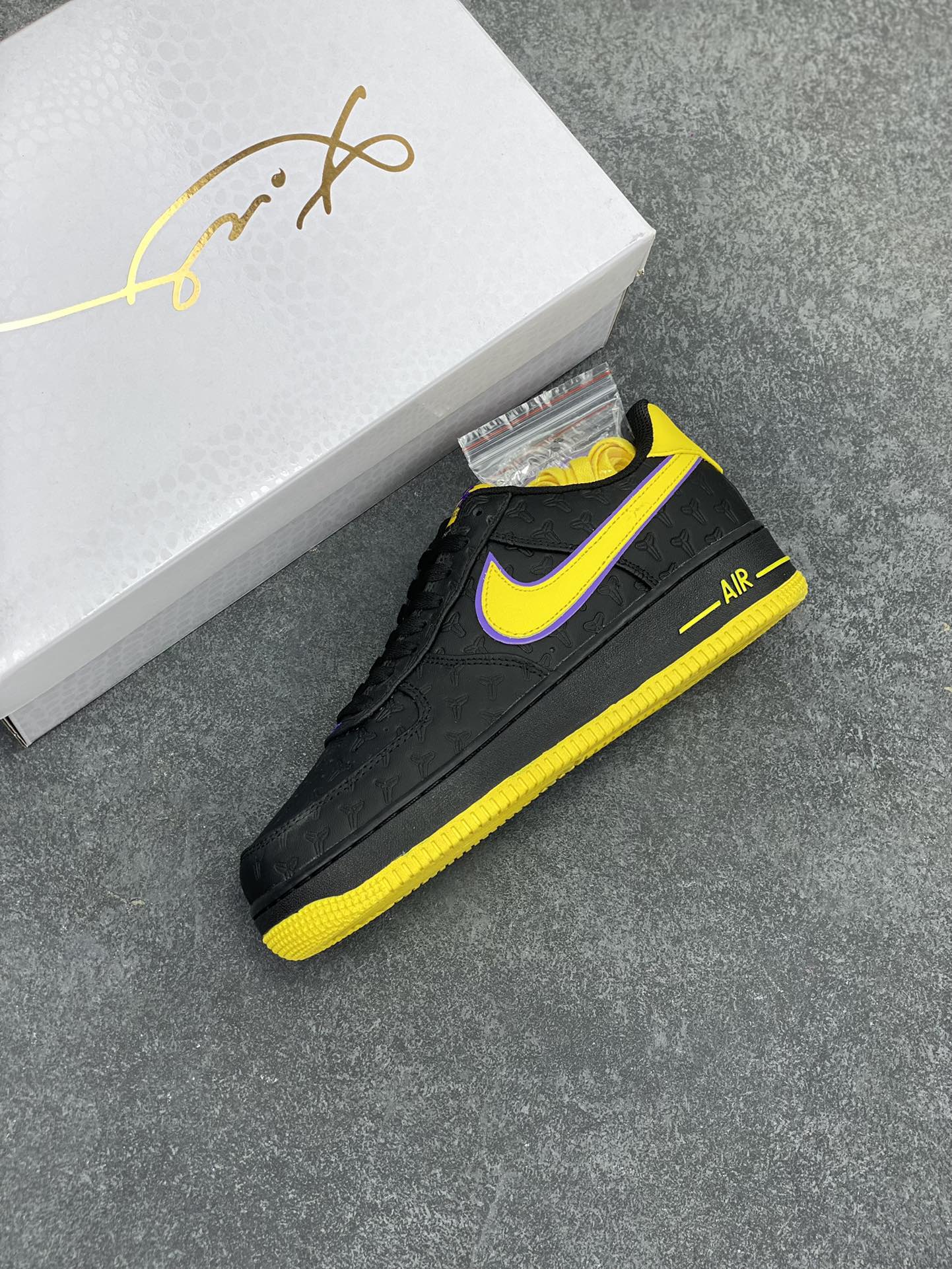 图片[7]-Nk Air Force 1\’07 Low 致敬曼巴 空军一号低帮休闲板鞋 原楦头原纸板 打造纯正空军版型#专注外贸渠道 全掌内置蜂窝气垫 #原盒配件 原厂中底钢印、拉帮完美 货号：HV5122-001 尺码：36 36.5 37.5 38 38.5 39 40 40.5 41 42 42.5 43 44 44.5 45-选品中心