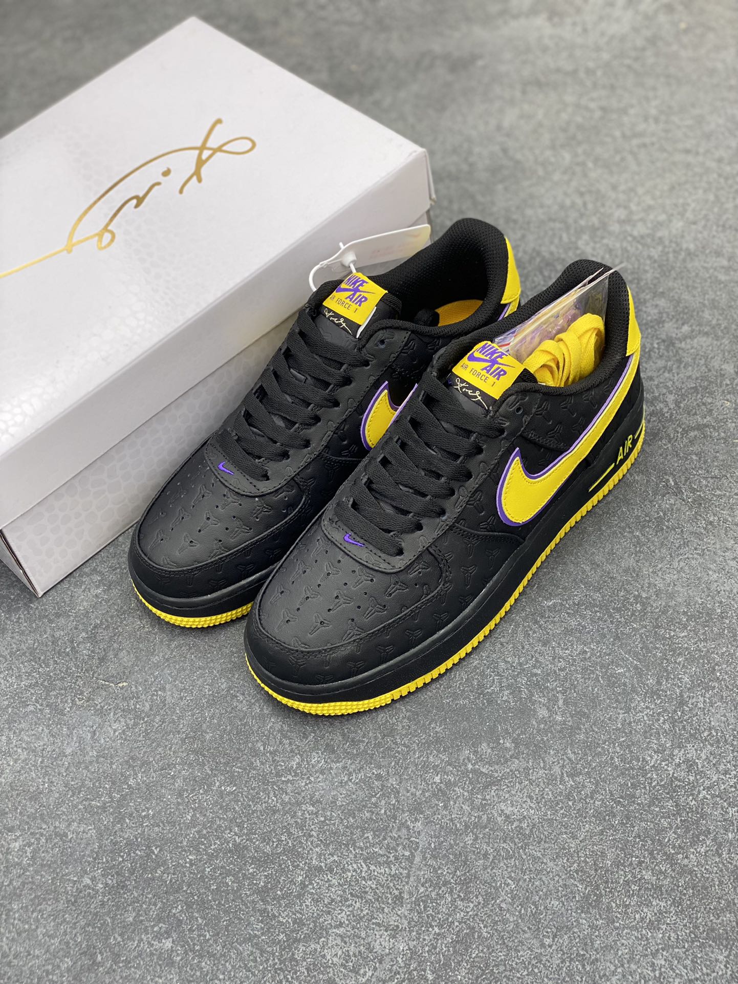 图片[8]-Nk Air Force 1\’07 Low 致敬曼巴 空军一号低帮休闲板鞋 原楦头原纸板 打造纯正空军版型#专注外贸渠道 全掌内置蜂窝气垫 #原盒配件 原厂中底钢印、拉帮完美 货号：HV5122-001 尺码：36 36.5 37.5 38 38.5 39 40 40.5 41 42 42.5 43 44 44.5 45-选品中心