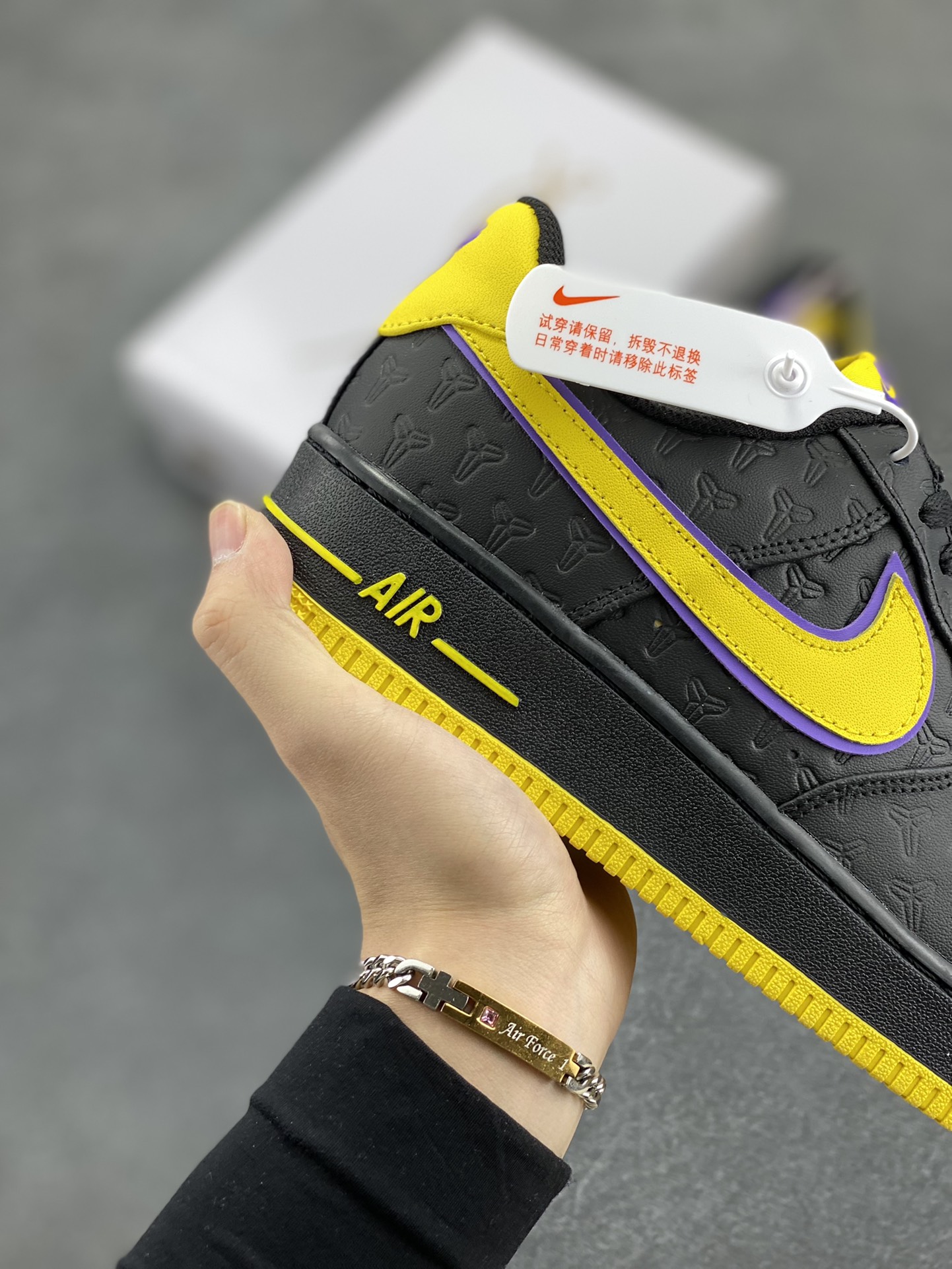 图片[6]-Nk Air Force 1\’07 Low 致敬曼巴 空军一号低帮休闲板鞋 原楦头原纸板 打造纯正空军版型#专注外贸渠道 全掌内置蜂窝气垫 #原盒配件 原厂中底钢印、拉帮完美 货号：HV5122-001 尺码：36 36.5 37.5 38 38.5 39 40 40.5 41 42 42.5 43 44 44.5 45-选品中心