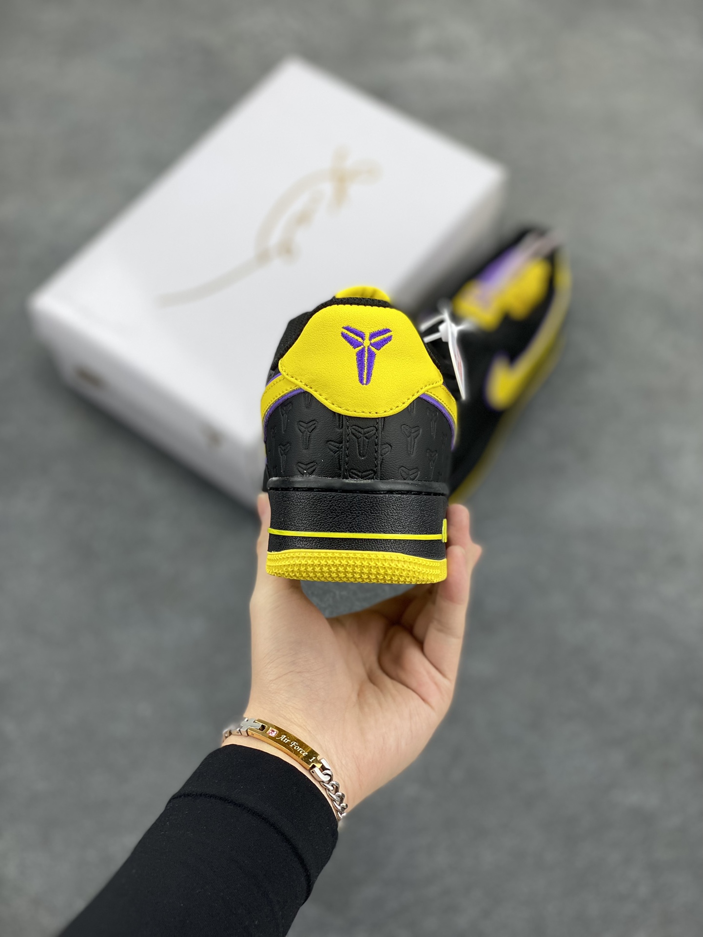 图片[4]-Nk Air Force 1\’07 Low 致敬曼巴 空军一号低帮休闲板鞋 原楦头原纸板 打造纯正空军版型#专注外贸渠道 全掌内置蜂窝气垫 #原盒配件 原厂中底钢印、拉帮完美 货号：HV5122-001 尺码：36 36.5 37.5 38 38.5 39 40 40.5 41 42 42.5 43 44 44.5 45-选品中心