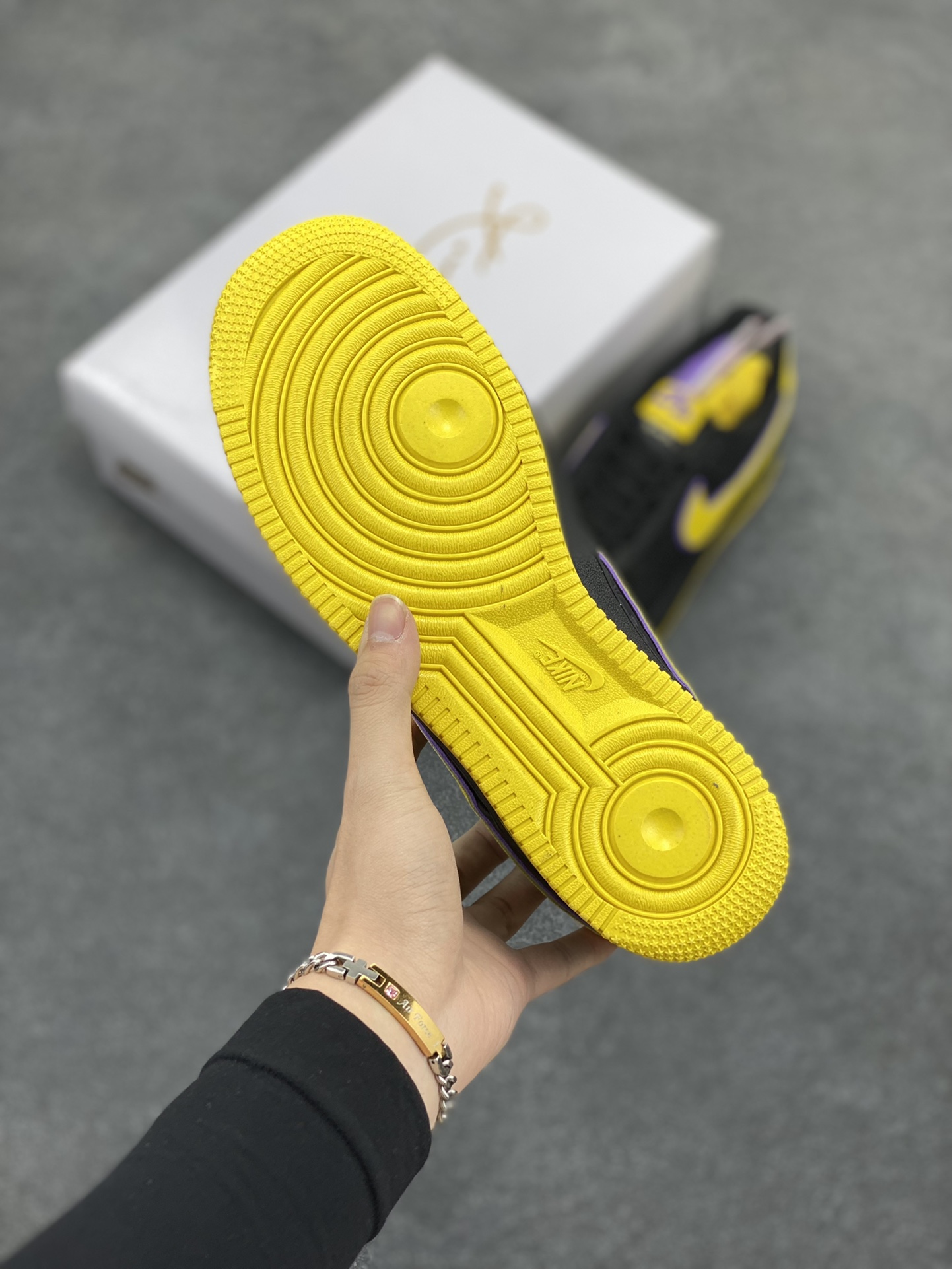 图片[5]-Nk Air Force 1\’07 Low 致敬曼巴 空军一号低帮休闲板鞋 原楦头原纸板 打造纯正空军版型#专注外贸渠道 全掌内置蜂窝气垫 #原盒配件 原厂中底钢印、拉帮完美 货号：HV5122-001 尺码：36 36.5 37.5 38 38.5 39 40 40.5 41 42 42.5 43 44 44.5 45-选品中心