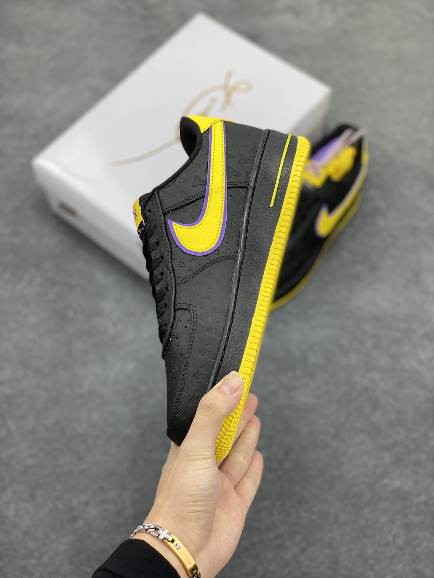 图片[3]-Nk Air Force 1\’07 Low 致敬曼巴 空军一号低帮休闲板鞋 原楦头原纸板 打造纯正空军版型#专注外贸渠道 全掌内置蜂窝气垫 #原盒配件 原厂中底钢印、拉帮完美 货号：HV5122-001 尺码：36 36.5 37.5 38 38.5 39 40 40.5 41 42 42.5 43 44 44.5 45-选品中心