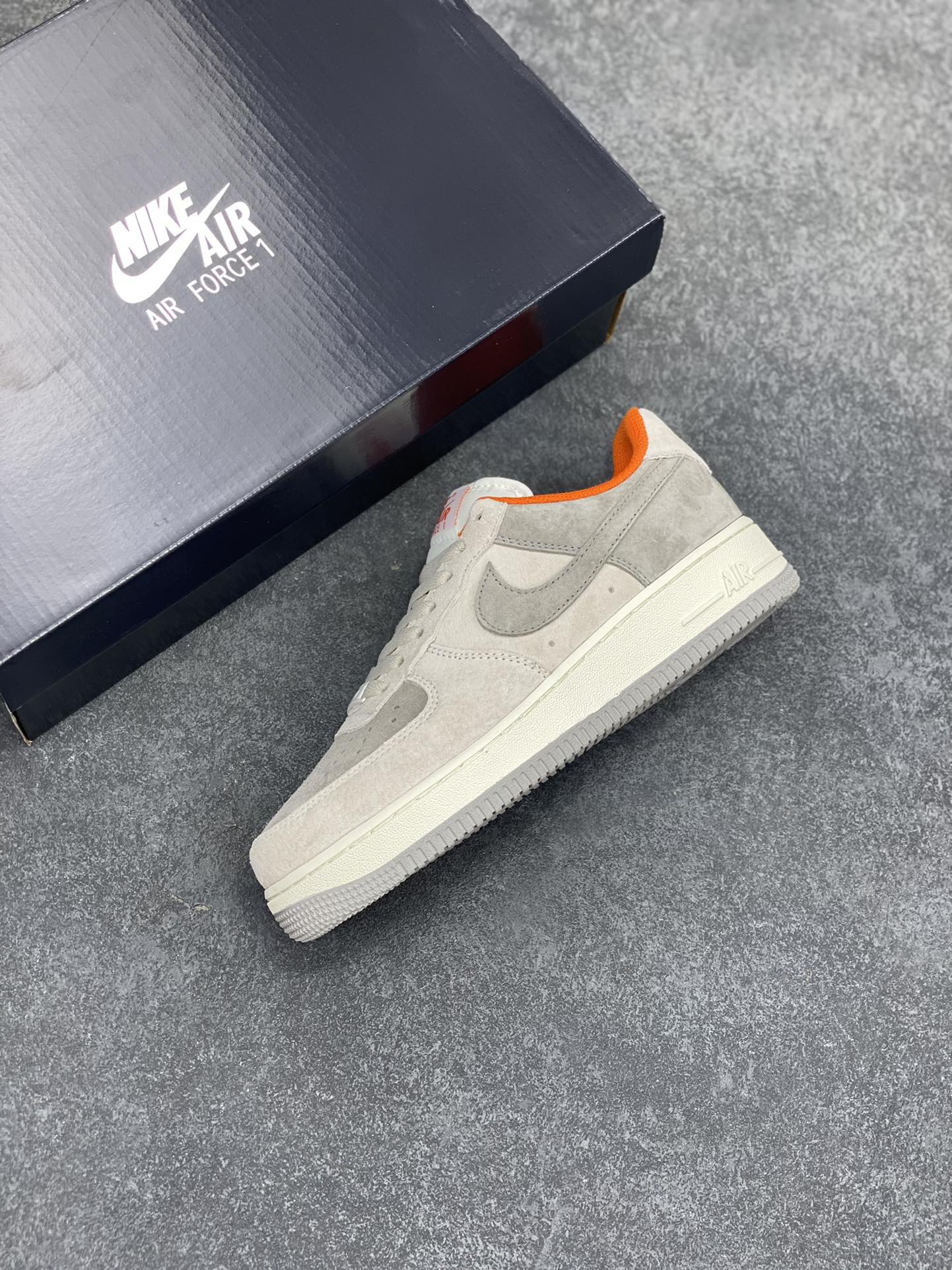图片[7]-Nike Air Force 1 \’07 灰橙麂皮 空军一号低帮休闲板鞋 进口麂皮 3M反光 原楦头原纸板 纯正空军版型 内置全掌气垫 原厂中底钢印 货号：CQ5059-102 尺码：36 36.5 37.5 38 38.5 39 40 40.5 41 42 42.5 43 44 44.5 45-选品中心