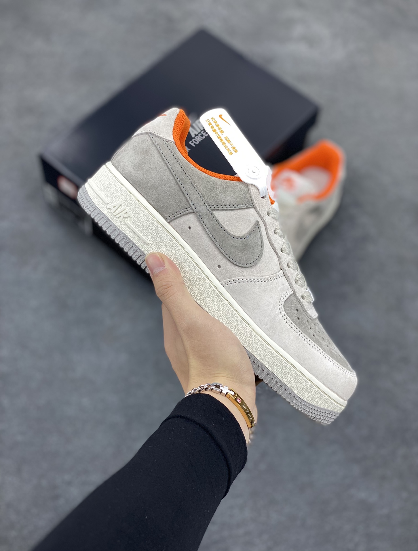 Nike Air Force 1 \'07 灰橙麂皮 空军一号低帮休闲板鞋 进口麂皮 3M反光 原楦头原纸板 纯正空军版型 内置全掌气垫 原厂中底钢印 货号：CQ5059-102 尺码：36 36.5 37.5 38 38.5 39 40 40.5 41 42 42.5 43 44 44.5 45-选品中心