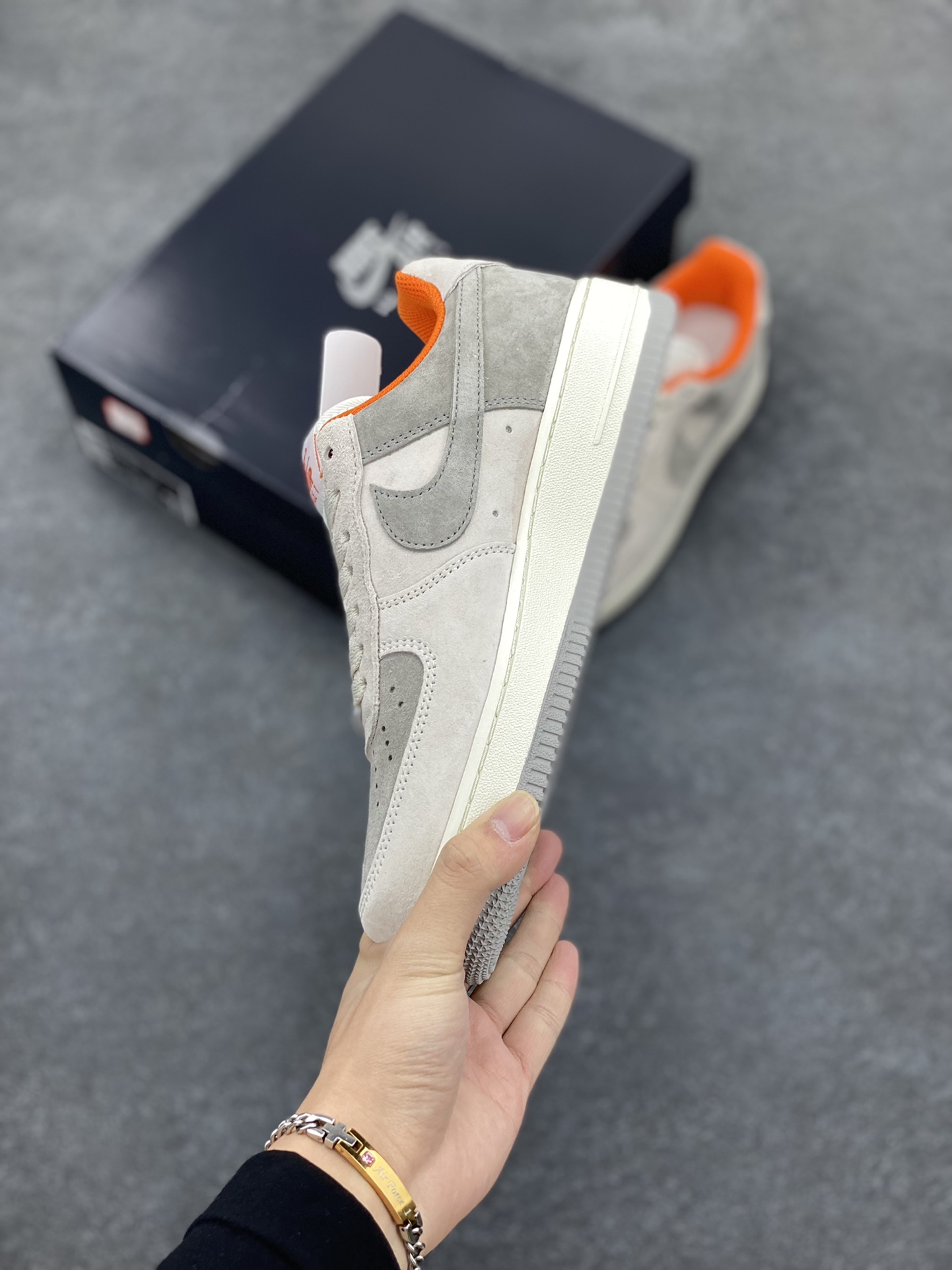 图片[3]-Nike Air Force 1 \’07 灰橙麂皮 空军一号低帮休闲板鞋 进口麂皮 3M反光 原楦头原纸板 纯正空军版型 内置全掌气垫 原厂中底钢印 货号：CQ5059-102 尺码：36 36.5 37.5 38 38.5 39 40 40.5 41 42 42.5 43 44 44.5 45-选品中心