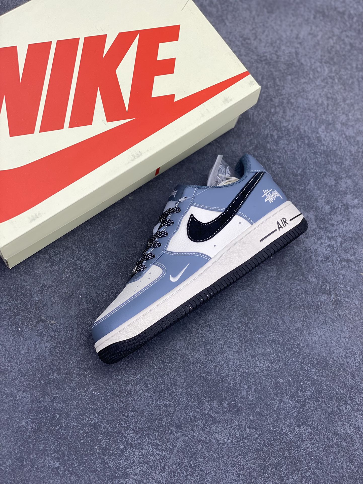 图片[7]-NIke Air Force 1 \’07 Low “斯图西联名–亮蓝黑勾”空军一号 低帮 运动鞋 休闲鞋 折边针车 工艺难度大 原楦头原纸板 原装鞋盒 定制五金配件 内置全掌气垫 原厂鞋底 货号：XZ3328-198 尺码：36 36.5 37.5 38 38.5 39 40 40.5 41 42 42.5 43 44 44.5 45-选品中心