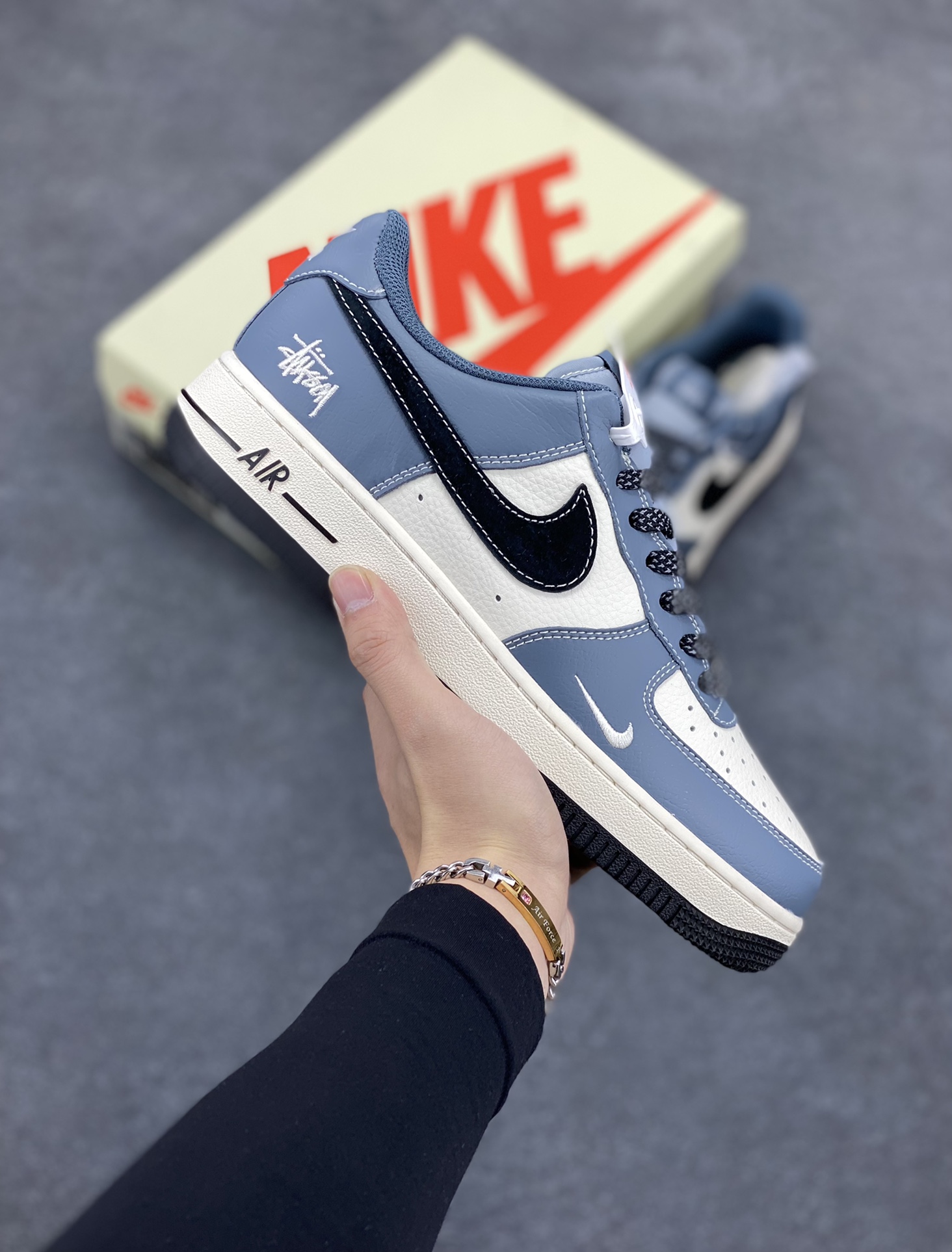 NIke Air Force 1 \'07 Low “斯图西联名--亮蓝黑勾”空军一号 低帮 运动鞋 休闲鞋 折边针车 工艺难度大 原楦头原纸板 原装鞋盒 定制五金配件 内置全掌气垫 原厂鞋底 货号：XZ3328-198 尺码：36 36.5 37.5 38 38.5 39 40 40.5 41 42 42.5 43 44 44.5 45-选品中心