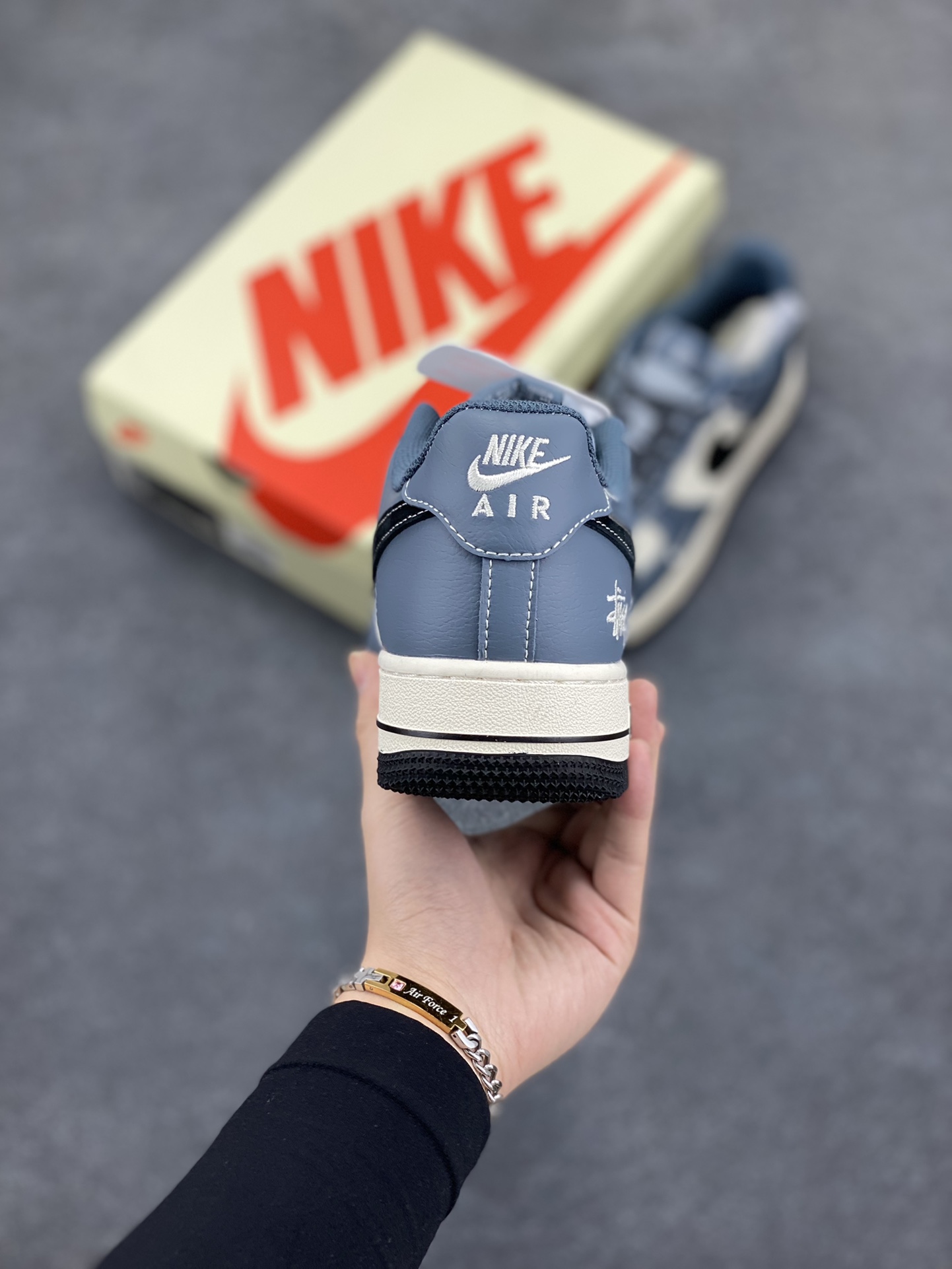 图片[4]-NIke Air Force 1 \’07 Low “斯图西联名–亮蓝黑勾”空军一号 低帮 运动鞋 休闲鞋 折边针车 工艺难度大 原楦头原纸板 原装鞋盒 定制五金配件 内置全掌气垫 原厂鞋底 货号：XZ3328-198 尺码：36 36.5 37.5 38 38.5 39 40 40.5 41 42 42.5 43 44 44.5 45-选品中心