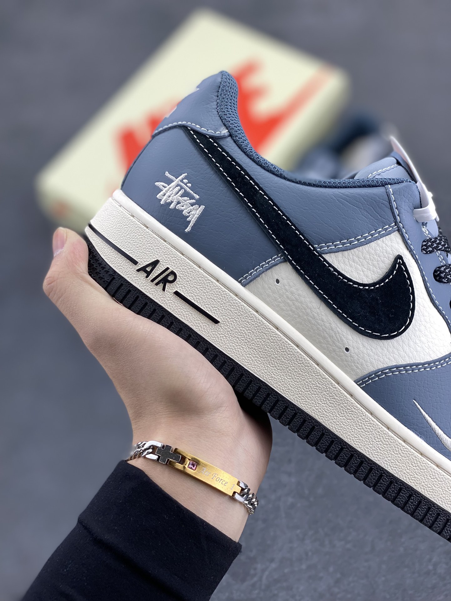 图片[6]-NIke Air Force 1 \’07 Low “斯图西联名–亮蓝黑勾”空军一号 低帮 运动鞋 休闲鞋 折边针车 工艺难度大 原楦头原纸板 原装鞋盒 定制五金配件 内置全掌气垫 原厂鞋底 货号：XZ3328-198 尺码：36 36.5 37.5 38 38.5 39 40 40.5 41 42 42.5 43 44 44.5 45-选品中心