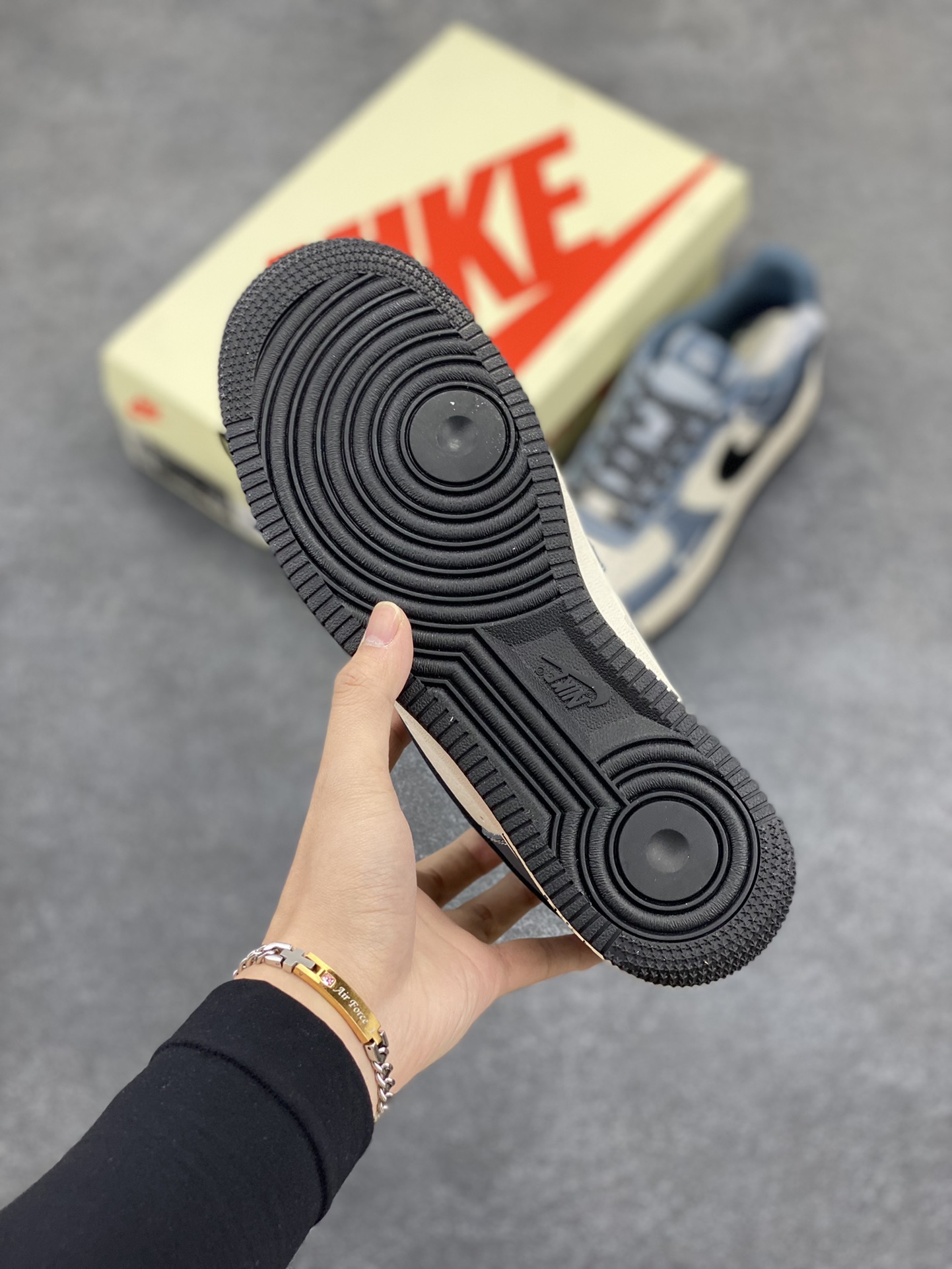 图片[5]-NIke Air Force 1 \’07 Low “斯图西联名–亮蓝黑勾”空军一号 低帮 运动鞋 休闲鞋 折边针车 工艺难度大 原楦头原纸板 原装鞋盒 定制五金配件 内置全掌气垫 原厂鞋底 货号：XZ3328-198 尺码：36 36.5 37.5 38 38.5 39 40 40.5 41 42 42.5 43 44 44.5 45-选品中心