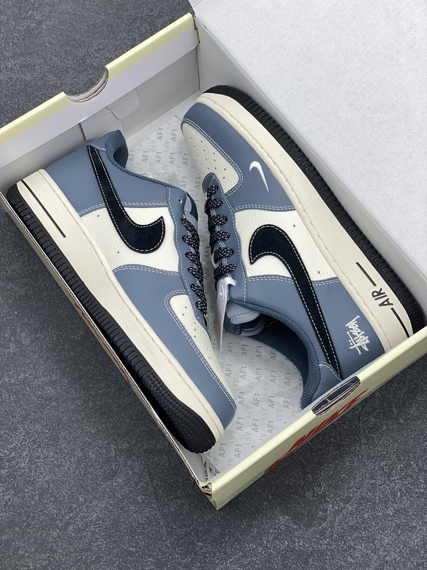 图片[9]-NIke Air Force 1 \’07 Low “斯图西联名–亮蓝黑勾”空军一号 低帮 运动鞋 休闲鞋 折边针车 工艺难度大 原楦头原纸板 原装鞋盒 定制五金配件 内置全掌气垫 原厂鞋底 货号：XZ3328-198 尺码：36 36.5 37.5 38 38.5 39 40 40.5 41 42 42.5 43 44 44.5 45-选品中心