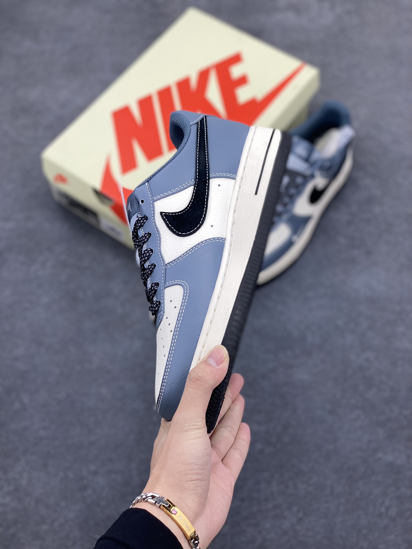 图片[3]-NIke Air Force 1 \’07 Low “斯图西联名–亮蓝黑勾”空军一号 低帮 运动鞋 休闲鞋 折边针车 工艺难度大 原楦头原纸板 原装鞋盒 定制五金配件 内置全掌气垫 原厂鞋底 货号：XZ3328-198 尺码：36 36.5 37.5 38 38.5 39 40 40.5 41 42 42.5 43 44 44.5 45-选品中心