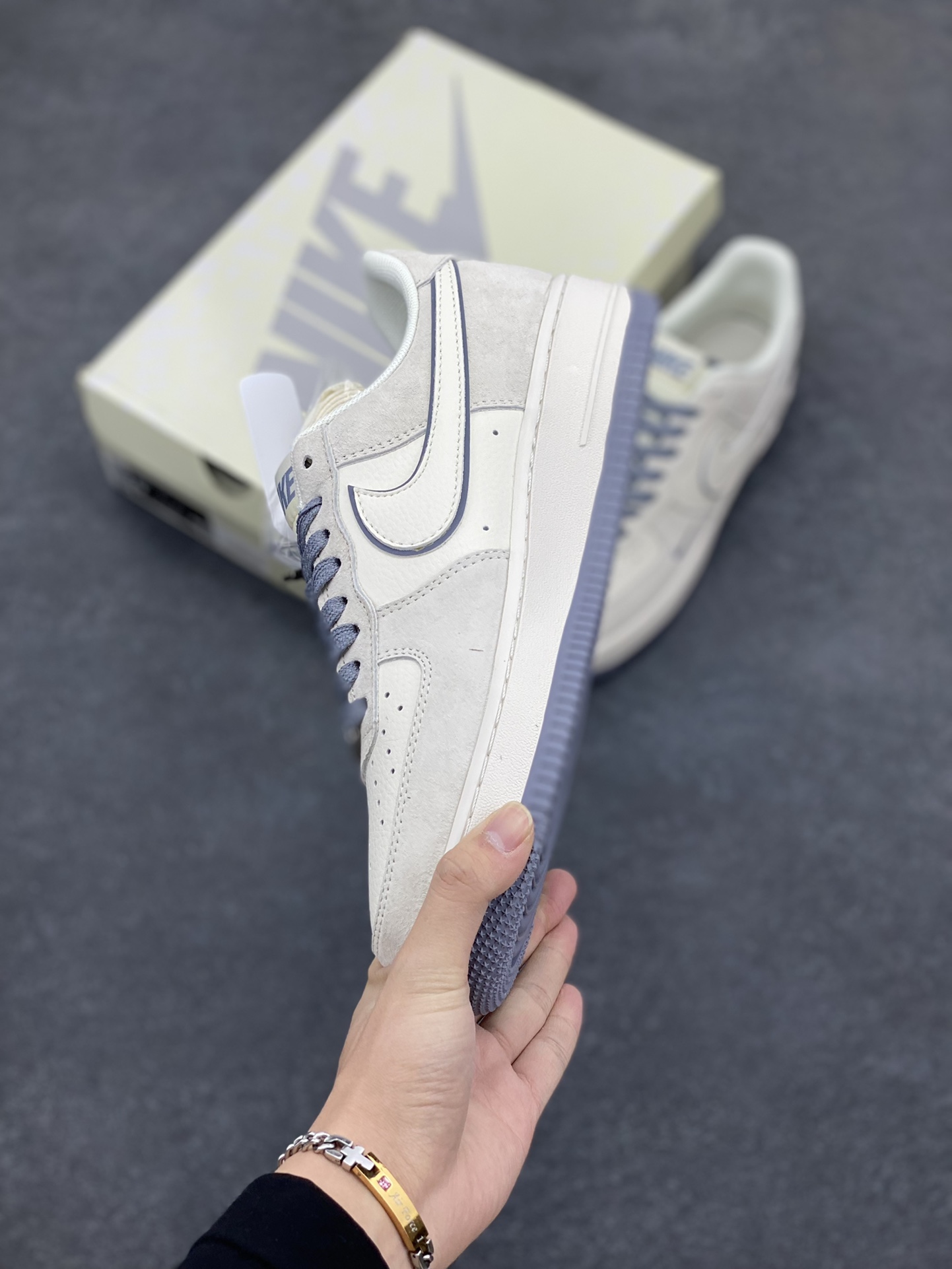 图片[3]-NIke Air Force 1 \’07 Low “NIKE联名–米灰边”空军一号 低帮 运动鞋 休闲鞋 折边针车 工艺难度大 原楦头原纸板 原装鞋盒 定制五金配件 内置全掌气垫 原厂鞋底 货号：BB7518-027 尺码：36 36.5 37.5 38 38.5 39 40 40.5 41 42 42.5 43 44 44.5 45-选品中心