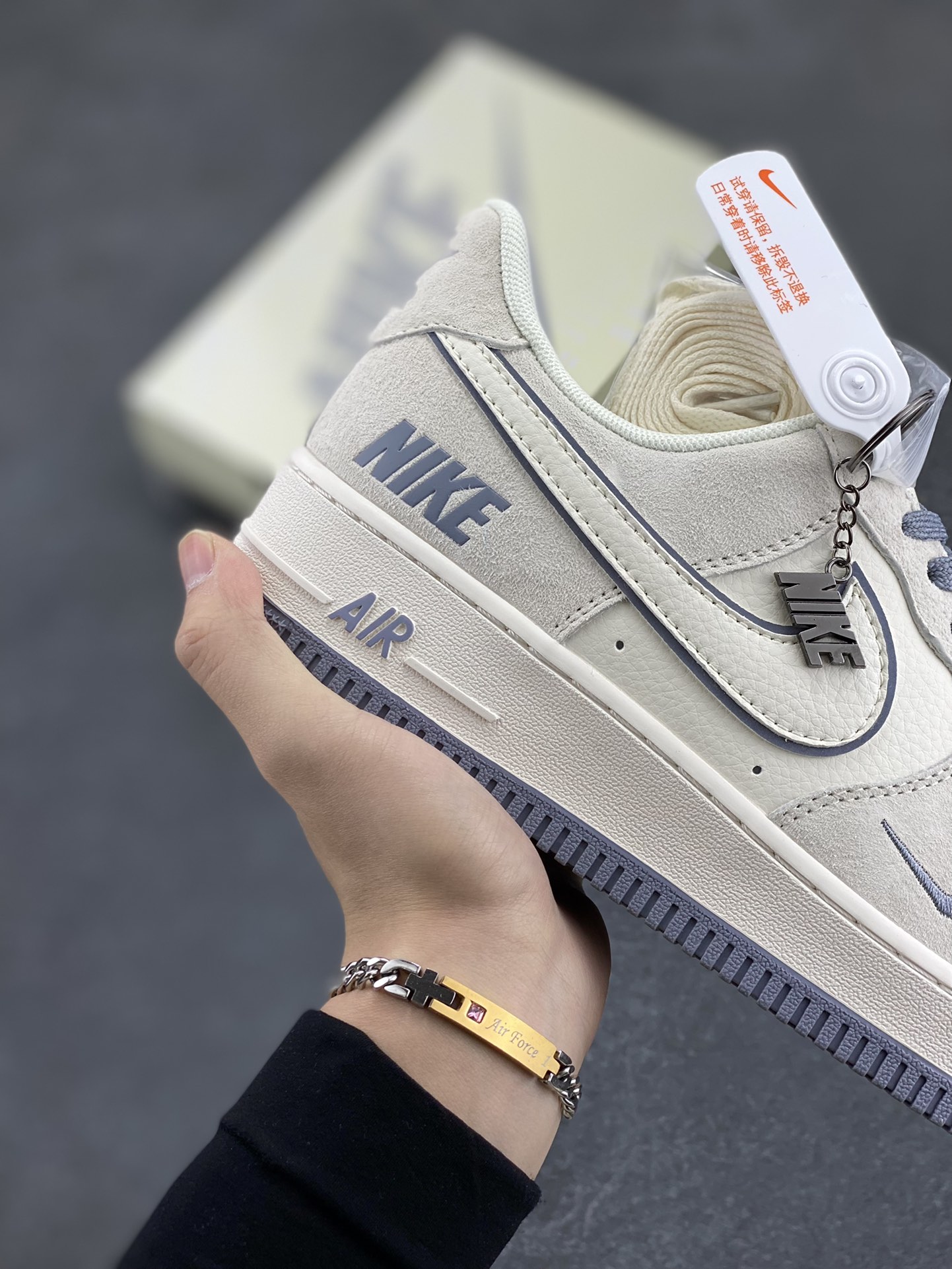 图片[6]-NIke Air Force 1 \’07 Low “NIKE联名–米灰边”空军一号 低帮 运动鞋 休闲鞋 折边针车 工艺难度大 原楦头原纸板 原装鞋盒 定制五金配件 内置全掌气垫 原厂鞋底 货号：BB7518-027 尺码：36 36.5 37.5 38 38.5 39 40 40.5 41 42 42.5 43 44 44.5 45-选品中心