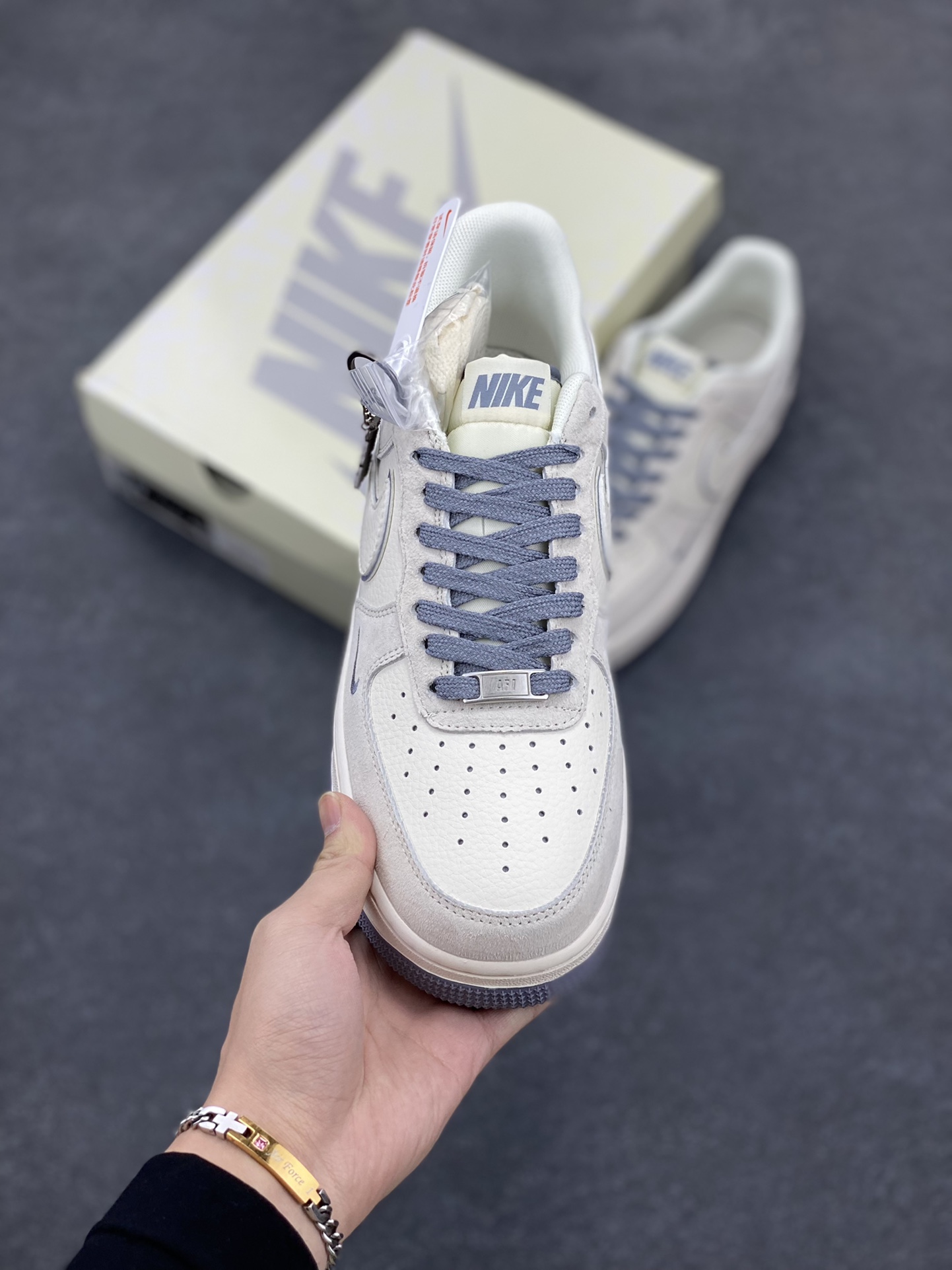 图片[2]-NIke Air Force 1 \’07 Low “NIKE联名–米灰边”空军一号 低帮 运动鞋 休闲鞋 折边针车 工艺难度大 原楦头原纸板 原装鞋盒 定制五金配件 内置全掌气垫 原厂鞋底 货号：BB7518-027 尺码：36 36.5 37.5 38 38.5 39 40 40.5 41 42 42.5 43 44 44.5 45-选品中心