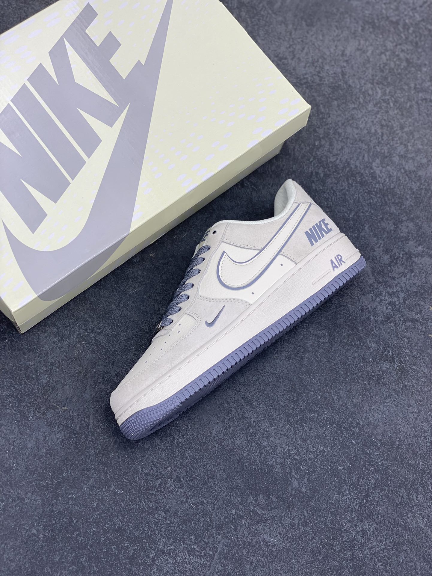 图片[7]-NIke Air Force 1 \’07 Low “NIKE联名–米灰边”空军一号 低帮 运动鞋 休闲鞋 折边针车 工艺难度大 原楦头原纸板 原装鞋盒 定制五金配件 内置全掌气垫 原厂鞋底 货号：BB7518-027 尺码：36 36.5 37.5 38 38.5 39 40 40.5 41 42 42.5 43 44 44.5 45-选品中心