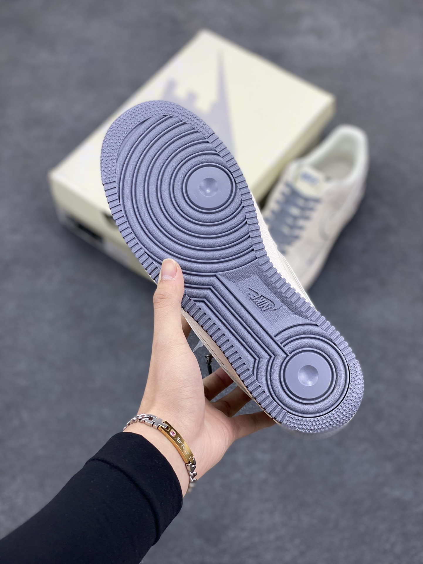 图片[5]-NIke Air Force 1 \’07 Low “NIKE联名–米灰边”空军一号 低帮 运动鞋 休闲鞋 折边针车 工艺难度大 原楦头原纸板 原装鞋盒 定制五金配件 内置全掌气垫 原厂鞋底 货号：BB7518-027 尺码：36 36.5 37.5 38 38.5 39 40 40.5 41 42 42.5 43 44 44.5 45-选品中心