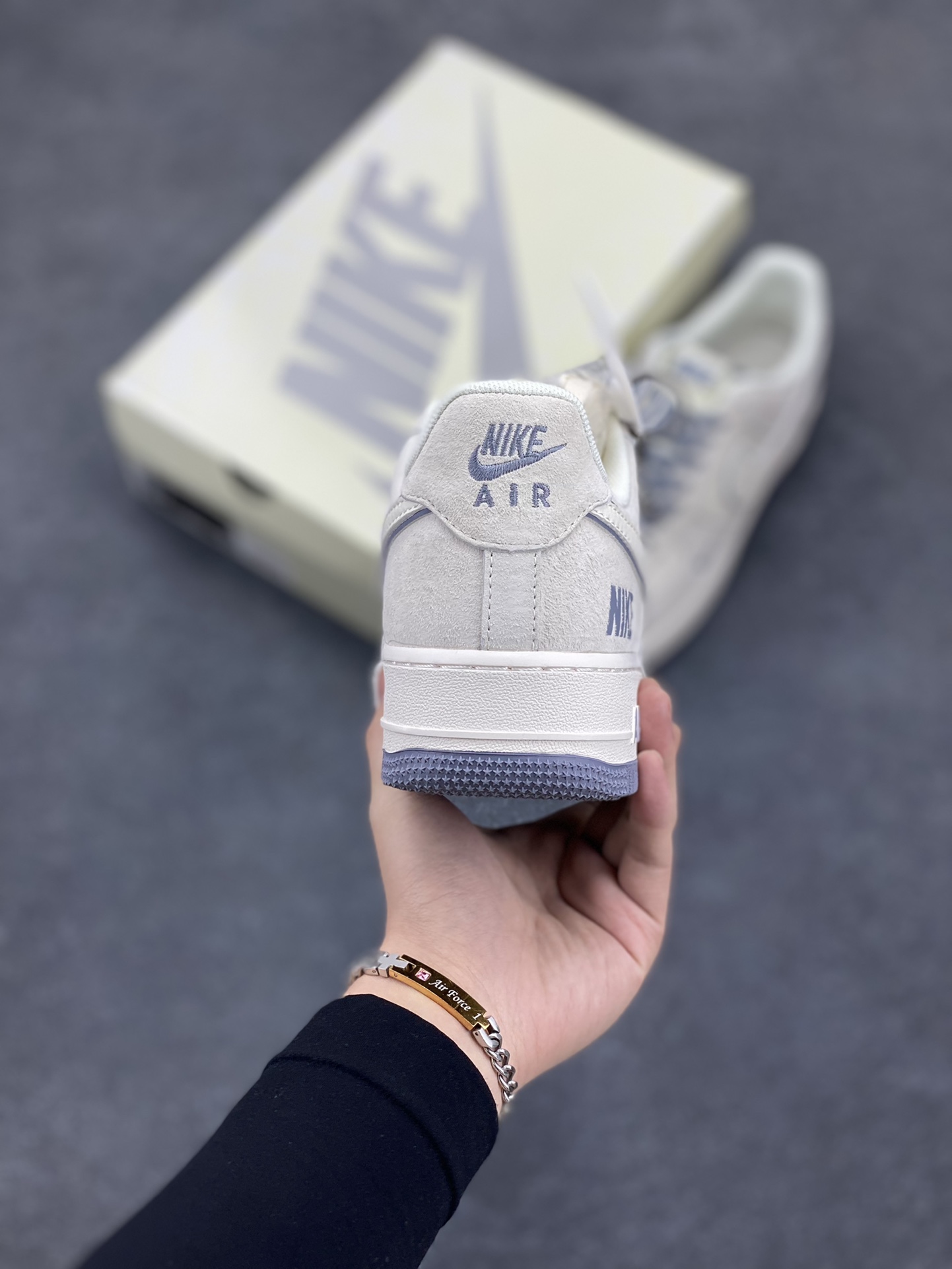 图片[4]-NIke Air Force 1 \’07 Low “NIKE联名–米灰边”空军一号 低帮 运动鞋 休闲鞋 折边针车 工艺难度大 原楦头原纸板 原装鞋盒 定制五金配件 内置全掌气垫 原厂鞋底 货号：BB7518-027 尺码：36 36.5 37.5 38 38.5 39 40 40.5 41 42 42.5 43 44 44.5 45-选品中心