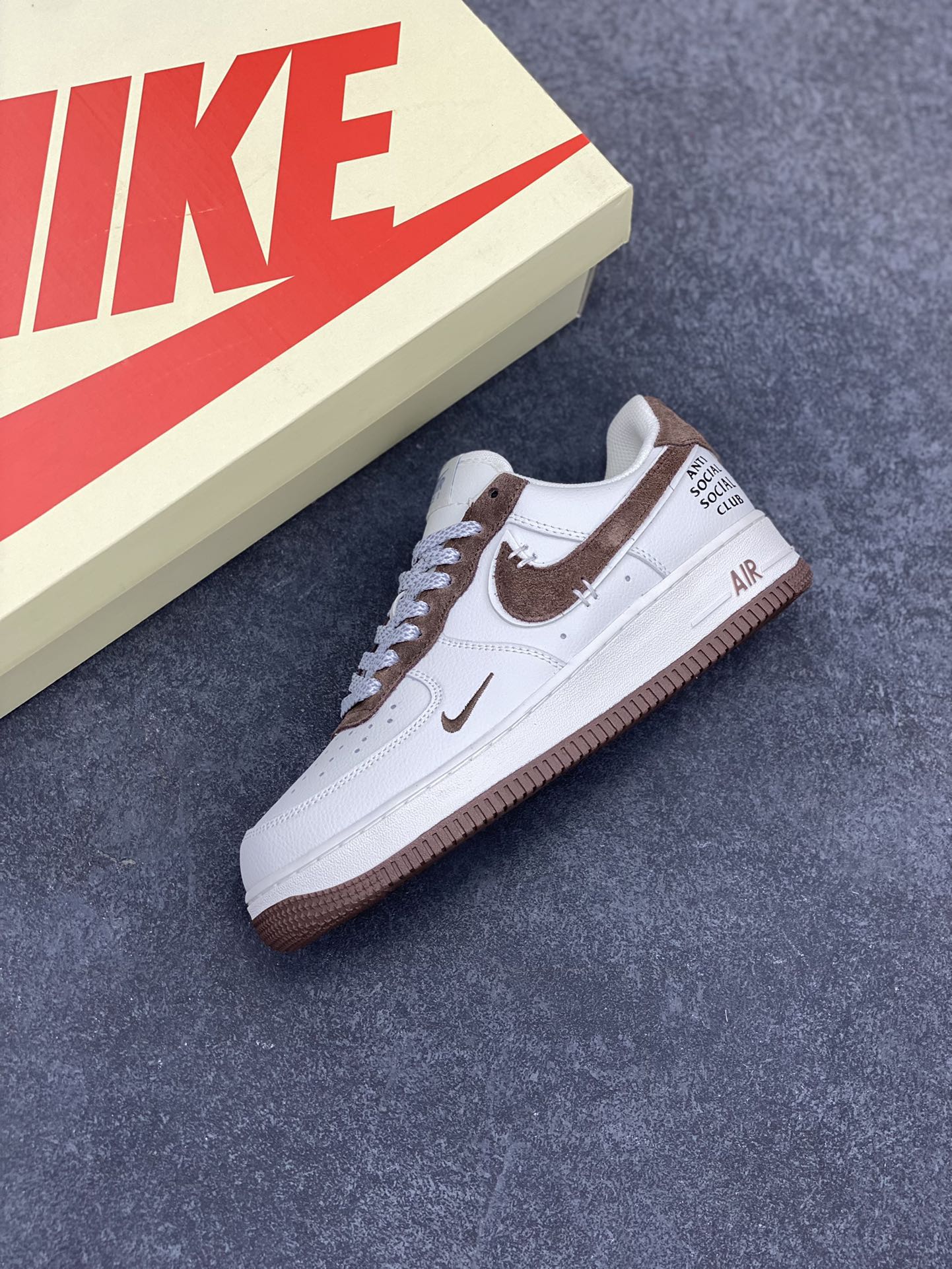 图片[7]-ASSC x Air Force 1 Low 米白灰 原楦头原纸板 打造纯正空军版型 #专注外贸渠道 全掌内置蜂窝气垫 #原盒配件 原厂中底钢印、拉帮完美 货号：SL-987633 尺码：36 36.5 37.5 38 38.5 39 40 40.5 41 42 42.5 43 44 44.5 45-选品中心