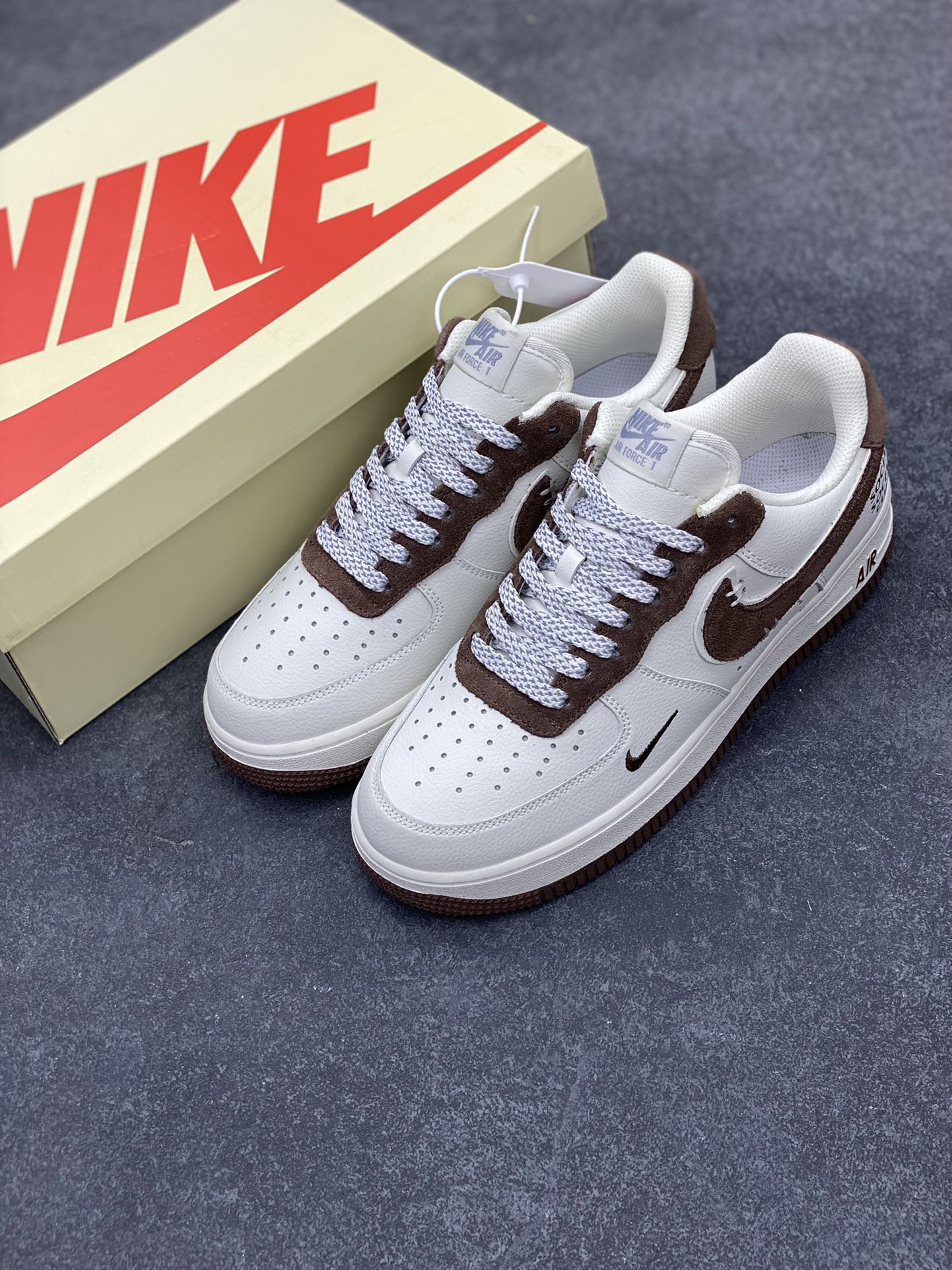 图片[8]-ASSC x Air Force 1 Low 米白灰 原楦头原纸板 打造纯正空军版型 #专注外贸渠道 全掌内置蜂窝气垫 #原盒配件 原厂中底钢印、拉帮完美 货号：SL-987633 尺码：36 36.5 37.5 38 38.5 39 40 40.5 41 42 42.5 43 44 44.5 45-选品中心