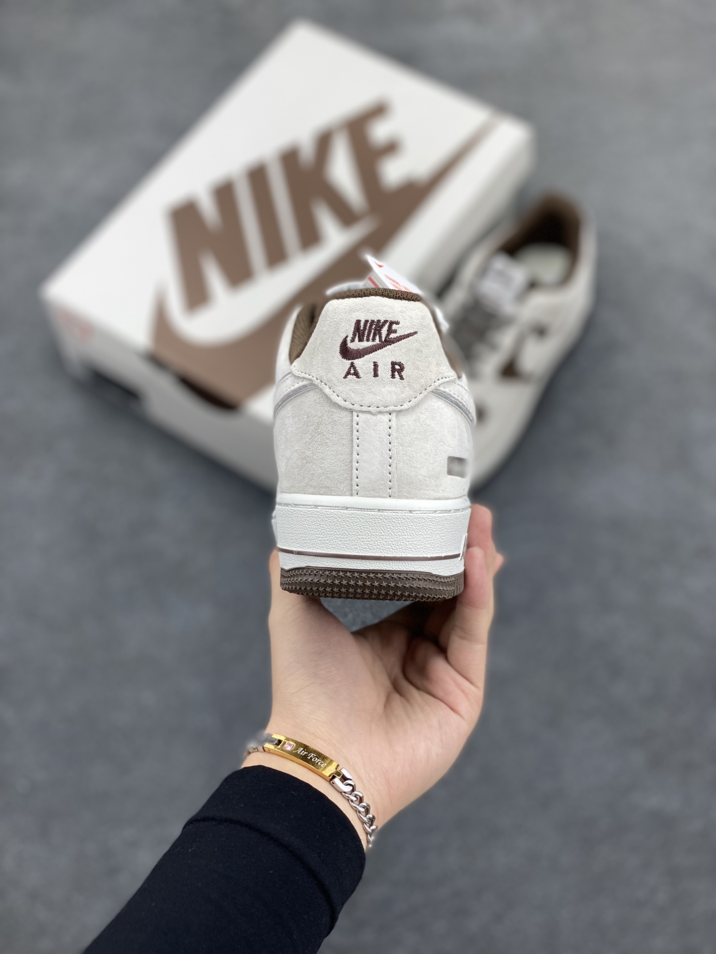 图片[4]-Nike Air Force 1 07 Low “灰咖色”全麂皮supreme联名秋冬 空军一号低帮休闲板鞋 3M反光 定制皮料 原盒原包装 原楦头原纸板 纯正版型 正品NFC感应芯片 内置全掌气垫 货号：ME2392-102 尺码：36 36.5 37.5 38 38.5 39 40 40.5 41 42 42.5 43 44 44.5 45-选品中心