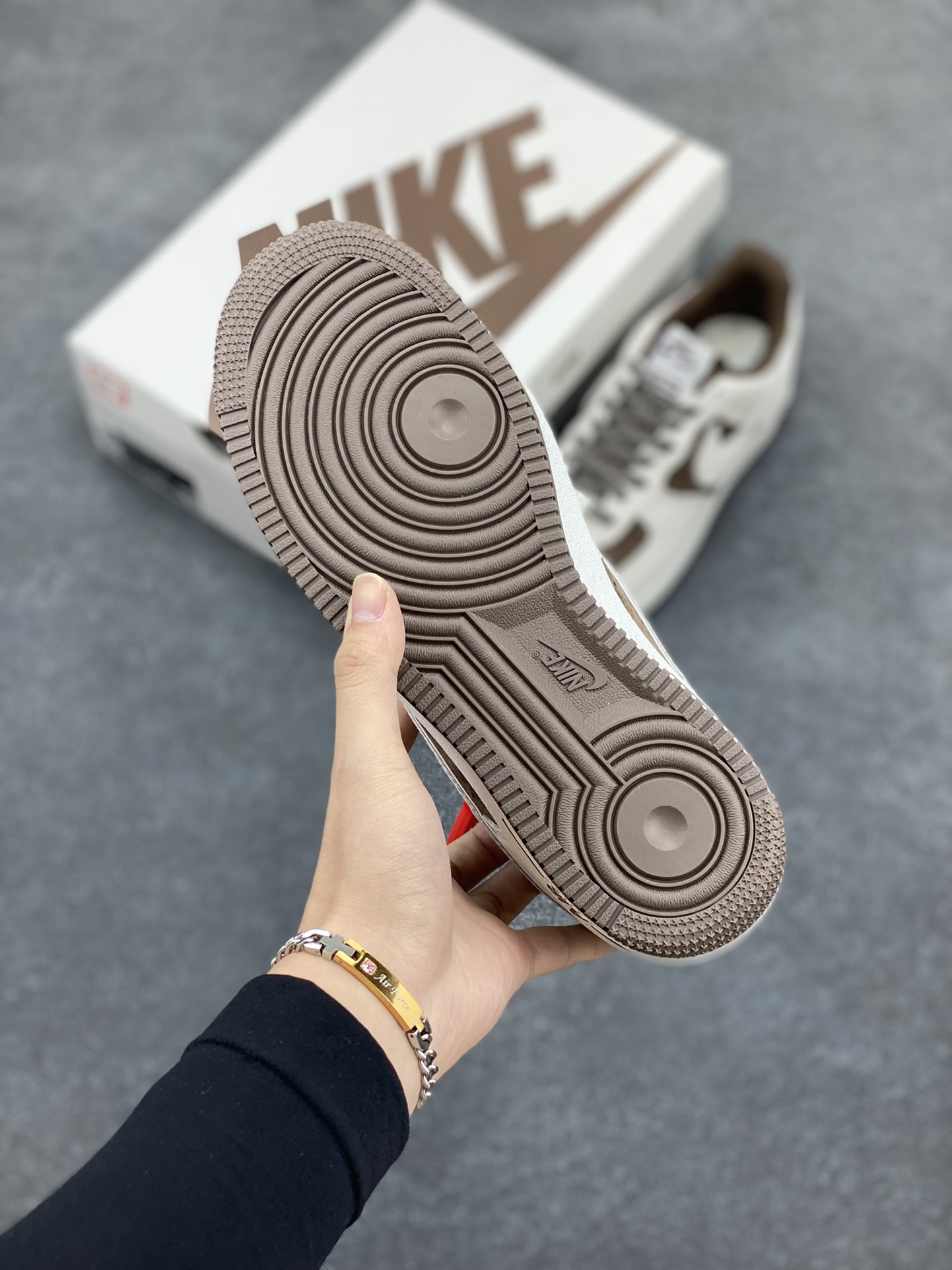 图片[5]-Nike Air Force 1 07 Low “灰咖色”全麂皮supreme联名秋冬 空军一号低帮休闲板鞋 3M反光 定制皮料 原盒原包装 原楦头原纸板 纯正版型 正品NFC感应芯片 内置全掌气垫 货号：ME2392-102 尺码：36 36.5 37.5 38 38.5 39 40 40.5 41 42 42.5 43 44 44.5 45-选品中心