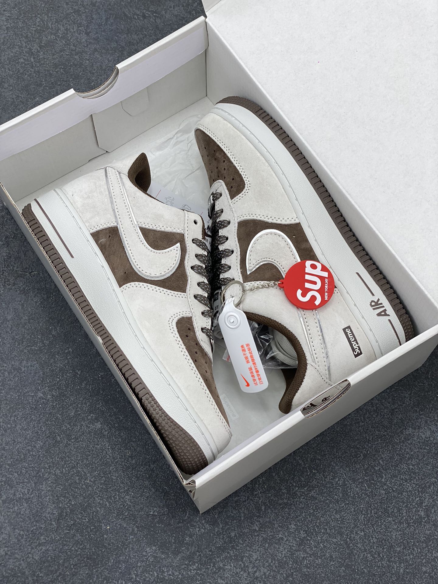 图片[9]-Nike Air Force 1 07 Low “灰咖色”全麂皮supreme联名秋冬 空军一号低帮休闲板鞋 3M反光 定制皮料 原盒原包装 原楦头原纸板 纯正版型 正品NFC感应芯片 内置全掌气垫 货号：ME2392-102 尺码：36 36.5 37.5 38 38.5 39 40 40.5 41 42 42.5 43 44 44.5 45-选品中心