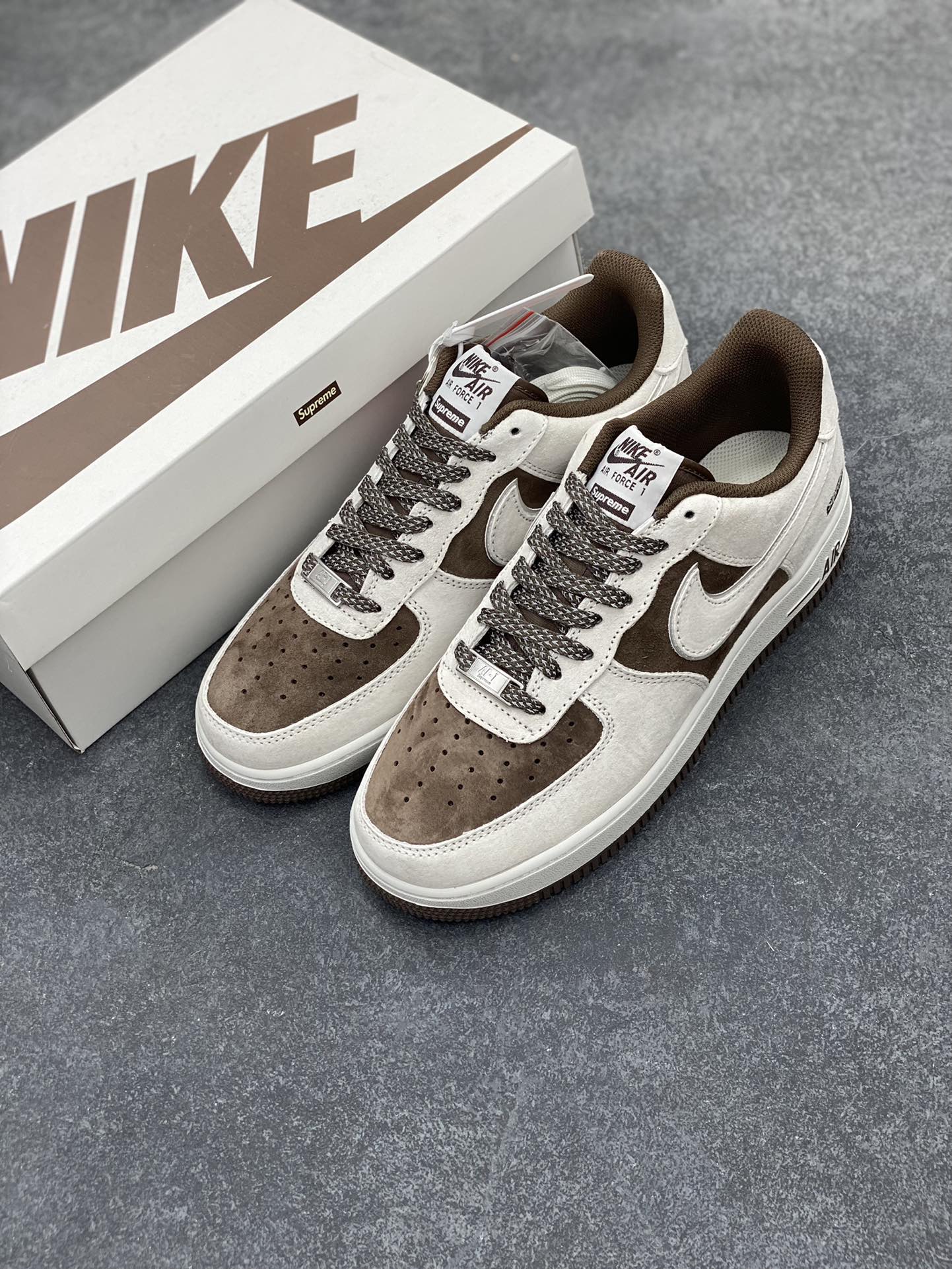 图片[8]-Nike Air Force 1 07 Low “灰咖色”全麂皮supreme联名秋冬 空军一号低帮休闲板鞋 3M反光 定制皮料 原盒原包装 原楦头原纸板 纯正版型 正品NFC感应芯片 内置全掌气垫 货号：ME2392-102 尺码：36 36.5 37.5 38 38.5 39 40 40.5 41 42 42.5 43 44 44.5 45-选品中心