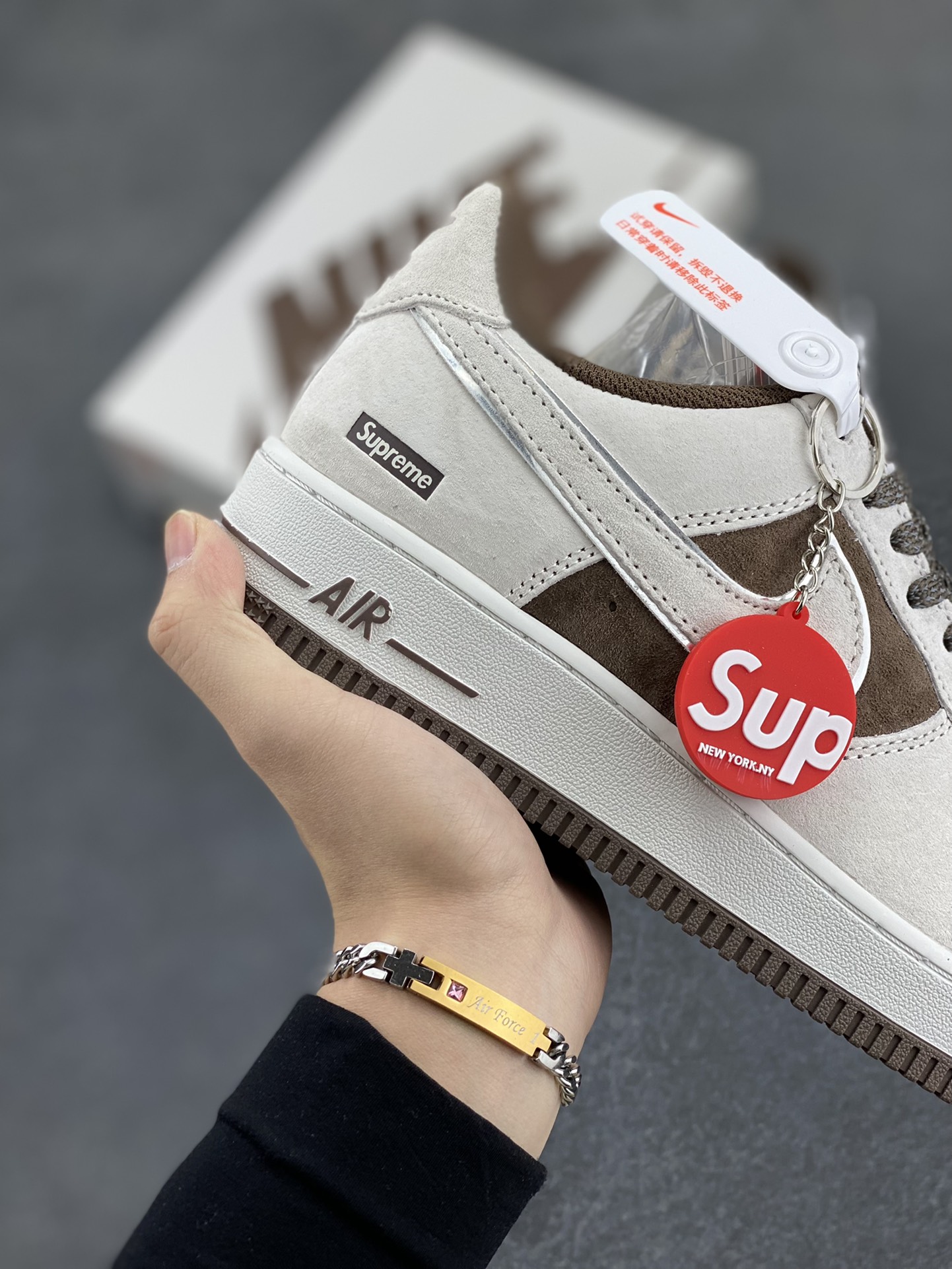 图片[6]-Nike Air Force 1 07 Low “灰咖色”全麂皮supreme联名秋冬 空军一号低帮休闲板鞋 3M反光 定制皮料 原盒原包装 原楦头原纸板 纯正版型 正品NFC感应芯片 内置全掌气垫 货号：ME2392-102 尺码：36 36.5 37.5 38 38.5 39 40 40.5 41 42 42.5 43 44 44.5 45-选品中心