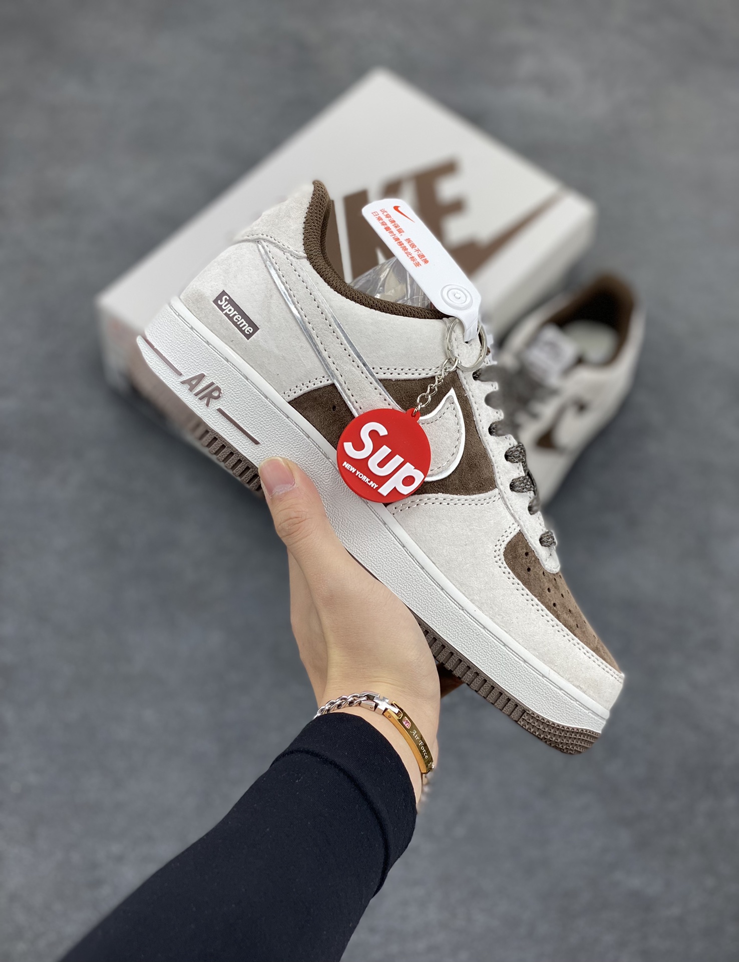 Nike Air Force 1 07 Low “灰咖色”全麂皮supreme联名秋冬 空军一号低帮休闲板鞋 3M反光 定制皮料 原盒原包装 原楦头原纸板 纯正版型 正品NFC感应芯片 内置全掌气垫 货号:ME2392-102 尺码:36 36.5 37.5 38 38.5 39 40 40.5 41 42 42.5 43 44 44.5 45-选品中心