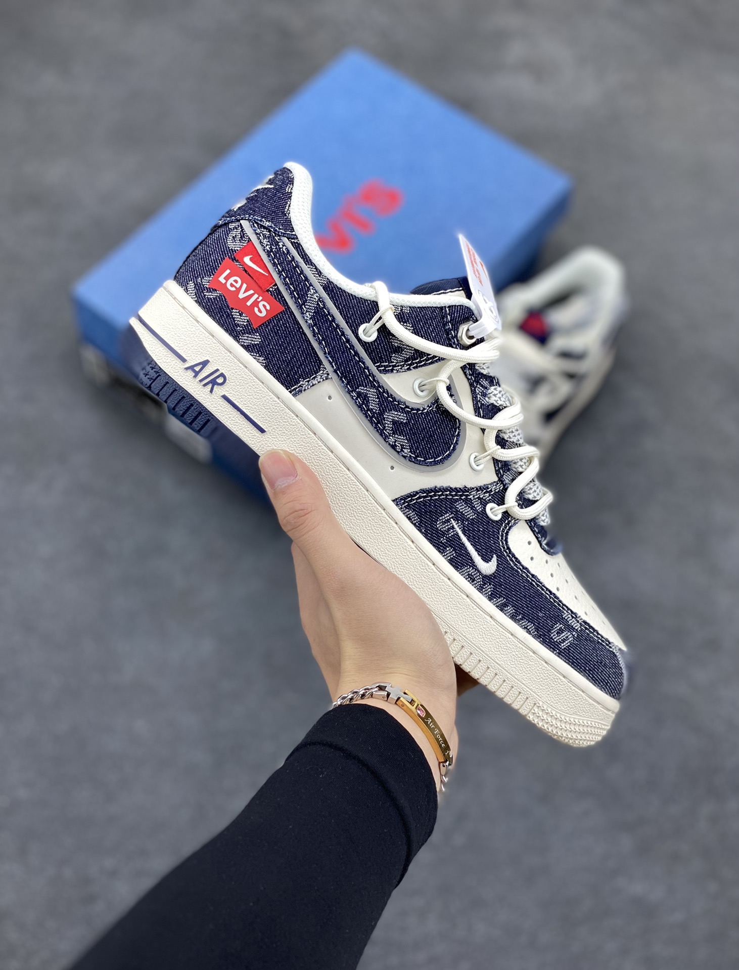 NIke Air Force 1 \’07 Low “李维斯联名–浅蓝牛仔抽绳”空军一号 低帮 运动鞋 休闲鞋 折边针车 工艺难度大 原楦头原纸板 原装鞋盒 定制五金配件 内置全掌气垫 原厂鞋底 货号:SJ1198-900 尺码:36 36.5 37.5 38 38.5 39 40 40.5 41 42 42.5 43 44 44.5 45-选品中心