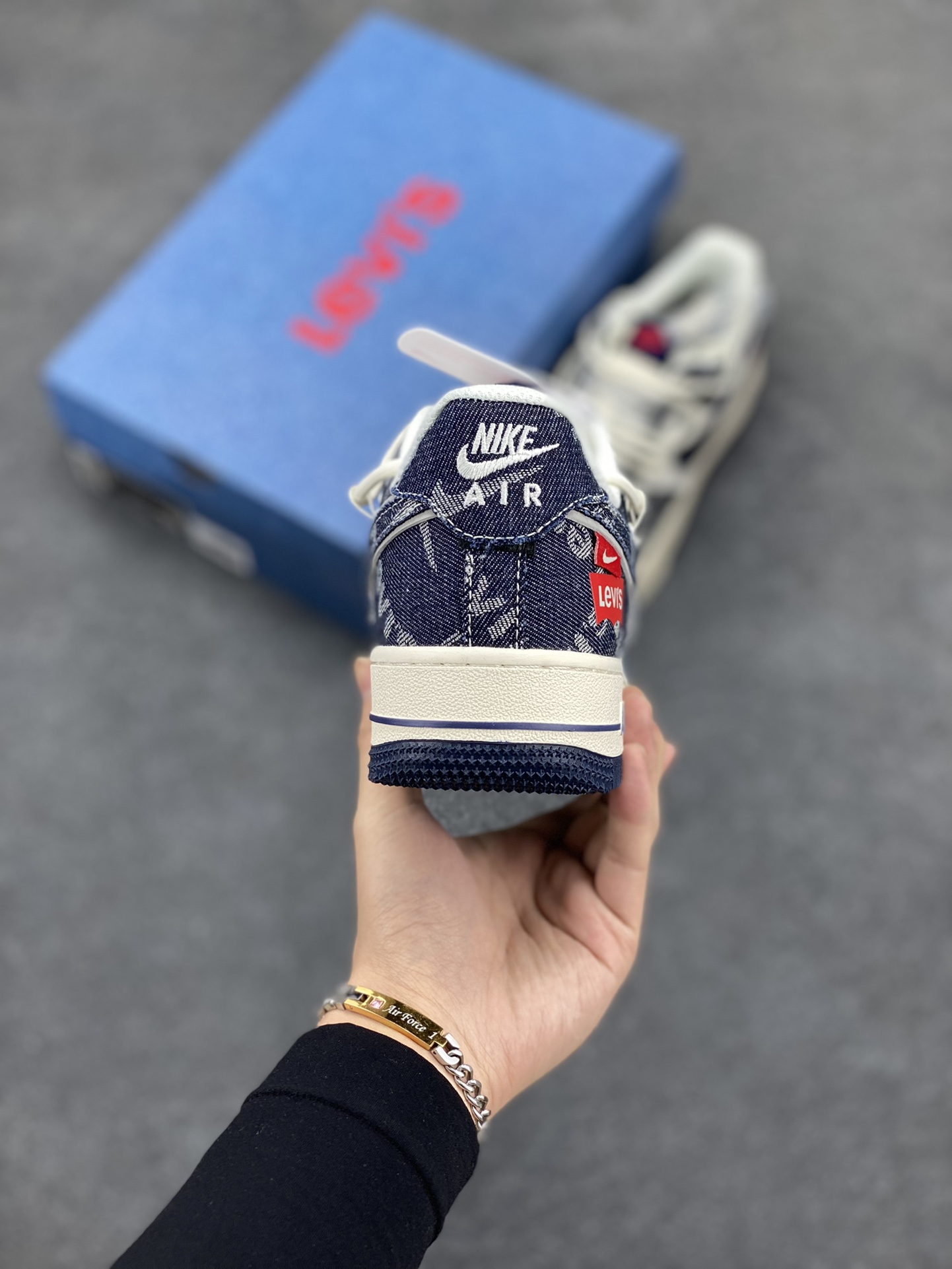 图片[4]-NIke Air Force 1 \’07 Low “李维斯联名–浅蓝牛仔抽绳”空军一号 低帮 运动鞋 休闲鞋 折边针车 工艺难度大 原楦头原纸板 原装鞋盒 定制五金配件 内置全掌气垫 原厂鞋底 货号：SJ1198-900 尺码：36 36.5 37.5 38 38.5 39 40 40.5 41 42 42.5 43 44 44.5 45-选品中心