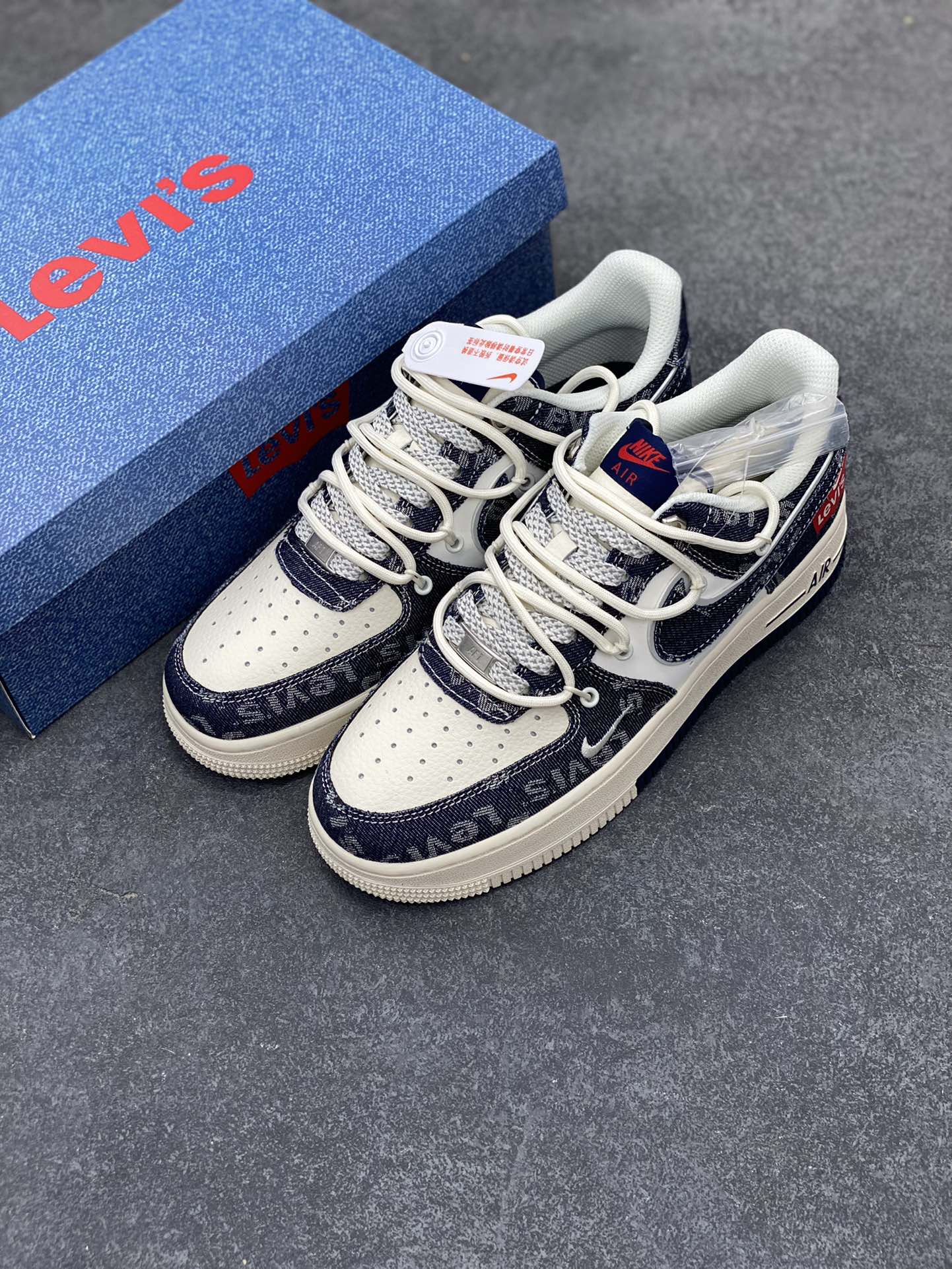 图片[8]-NIke Air Force 1 \’07 Low “李维斯联名–浅蓝牛仔抽绳”空军一号 低帮 运动鞋 休闲鞋 折边针车 工艺难度大 原楦头原纸板 原装鞋盒 定制五金配件 内置全掌气垫 原厂鞋底 货号：SJ1198-900 尺码：36 36.5 37.5 38 38.5 39 40 40.5 41 42 42.5 43 44 44.5 45-选品中心