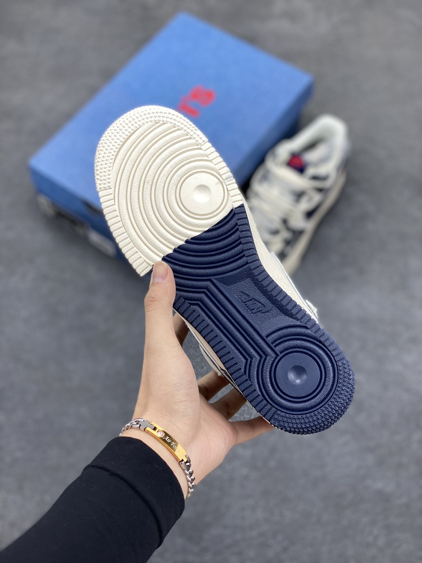 图片[5]-NIke Air Force 1 \’07 Low “李维斯联名–浅蓝牛仔抽绳”空军一号 低帮 运动鞋 休闲鞋 折边针车 工艺难度大 原楦头原纸板 原装鞋盒 定制五金配件 内置全掌气垫 原厂鞋底 货号：SJ1198-900 尺码：36 36.5 37.5 38 38.5 39 40 40.5 41 42 42.5 43 44 44.5 45-选品中心